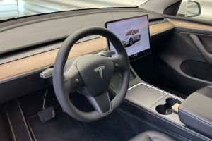 Tesla Model Y Standard Range RWD #908637