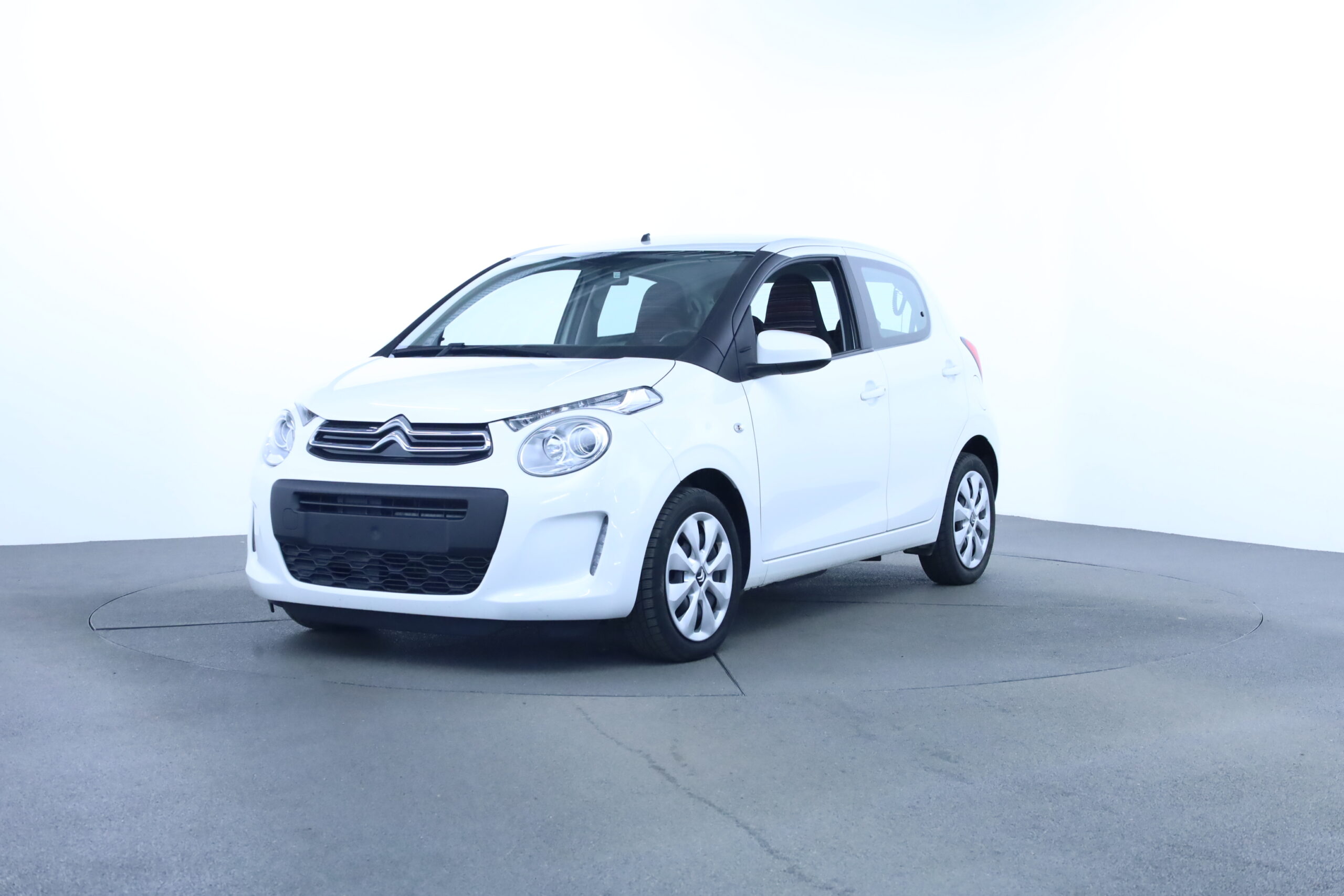 001 JF 912226 Citroën C1 Shine VTi - Skråt forfra