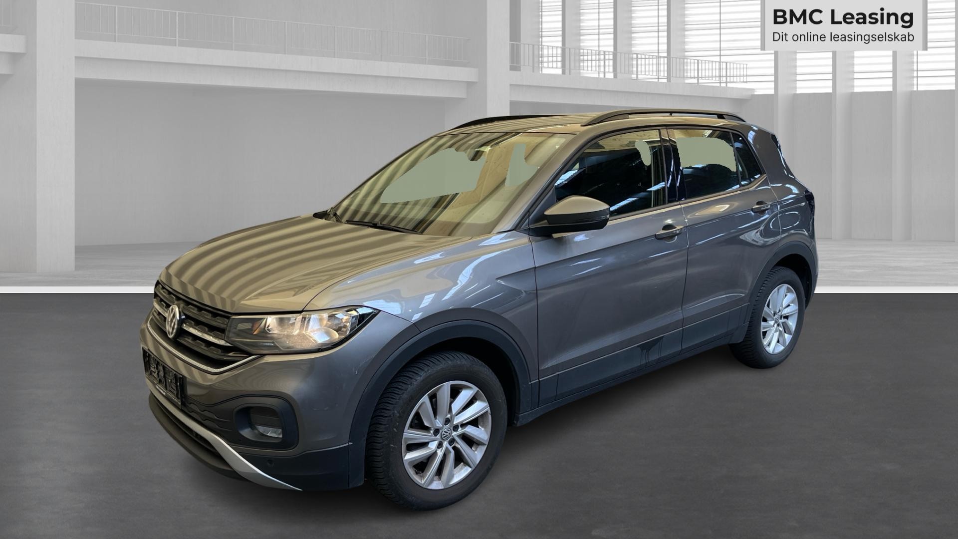 001 u26-04 905427 VW T-Cross Life Plus TSI - Skråt forfra, venstre