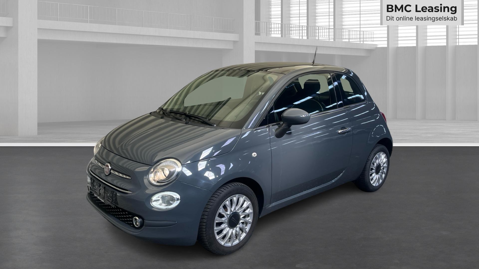 001 u26-04 905586 Fiat 500 Lounge - Skråt forfra, venstre