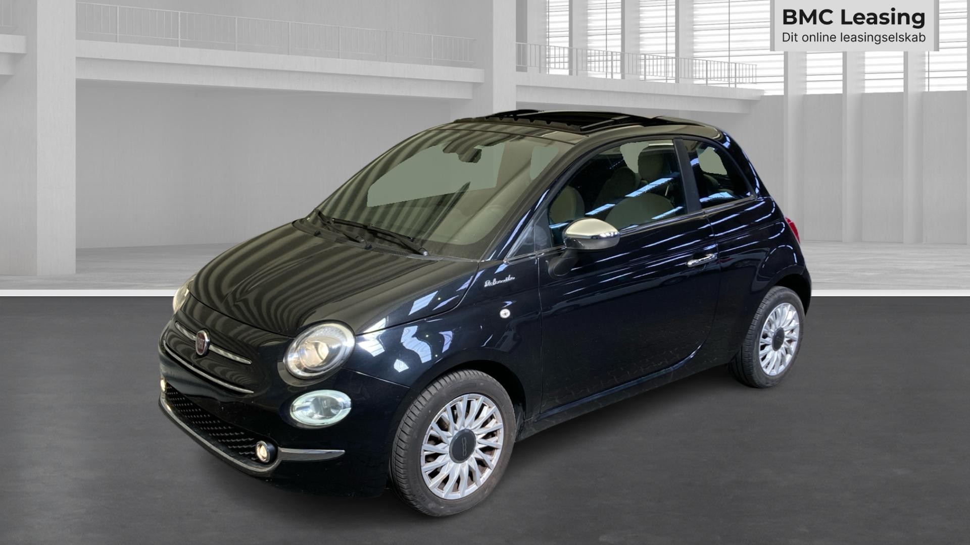 001 u26-04 912078 Fiat 500 Dolcevita Mild hybrid - Skråt forfra, venstre
