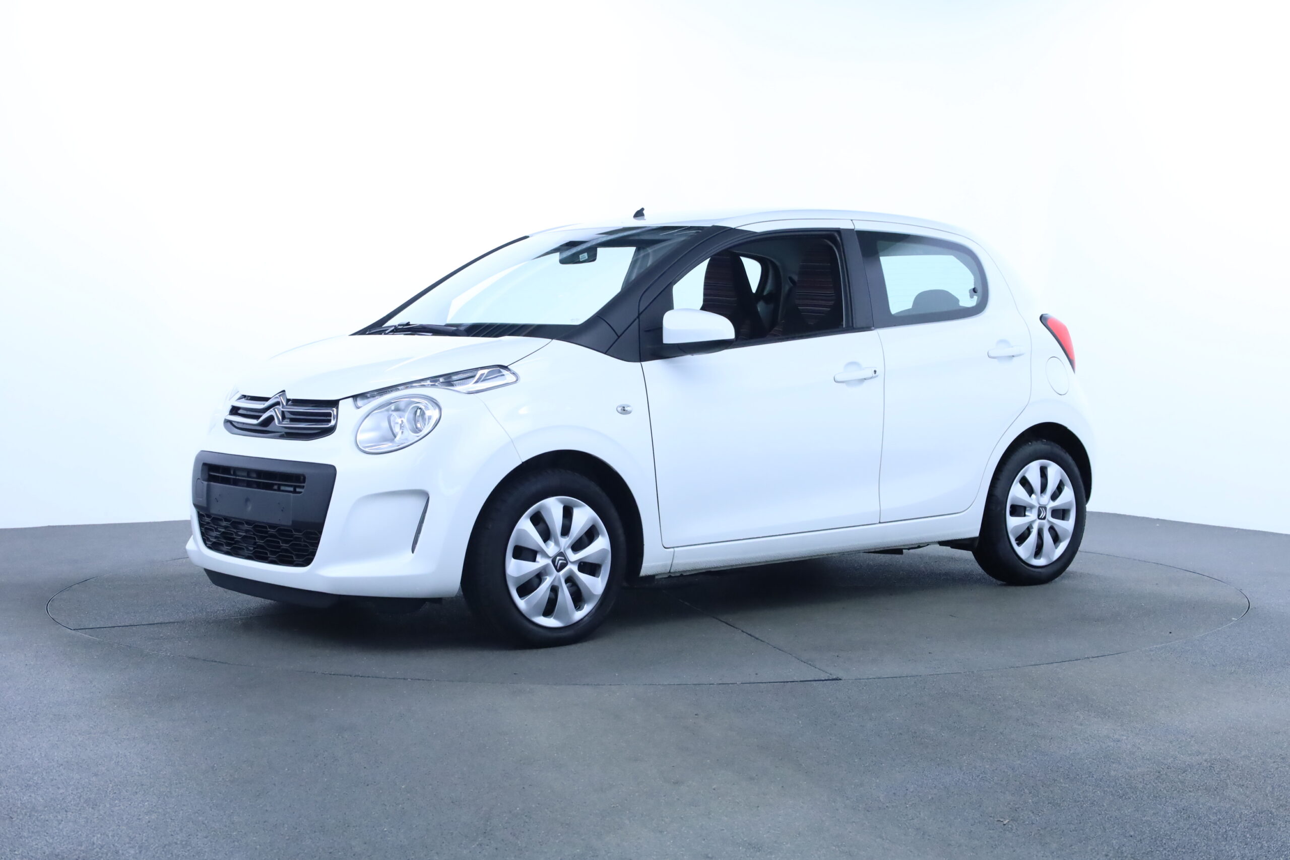 001 JF 912367 Citroën C1 Shine VTi - Skråt forfra