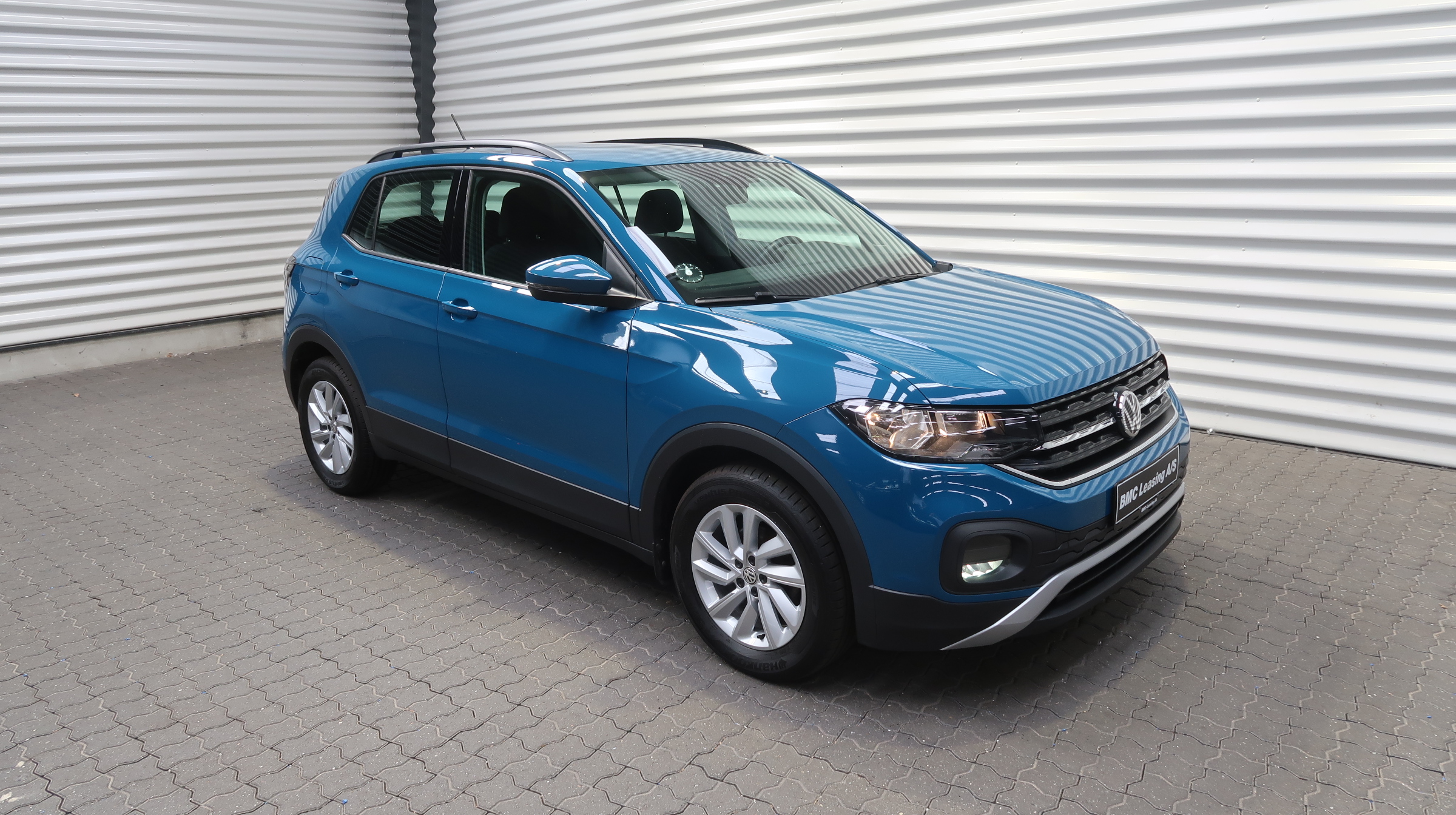 001 k23-07 908428 VW T-Cross Life TSI - Skråt forfra, højre