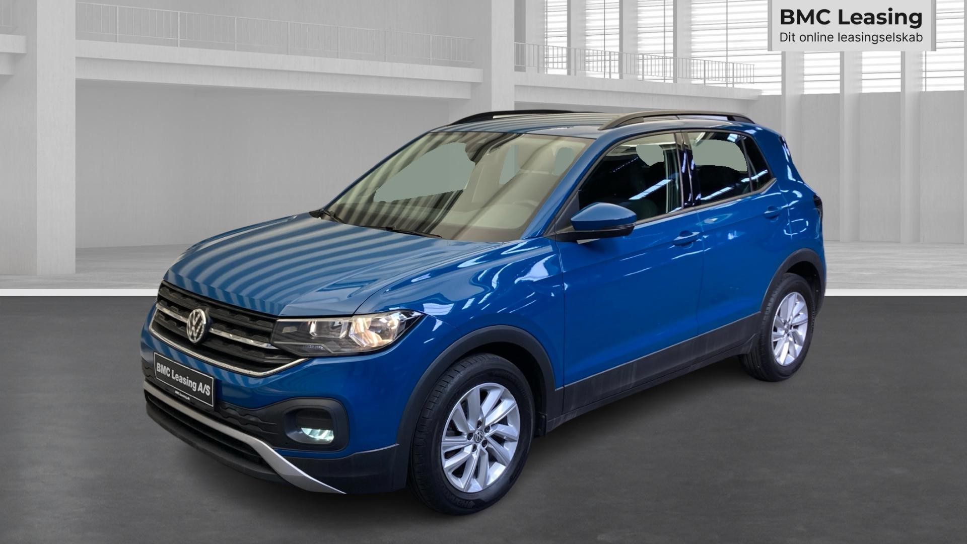001 k26-09 908428 VW T-Cross Life TSI - Skråt forfra, venstre