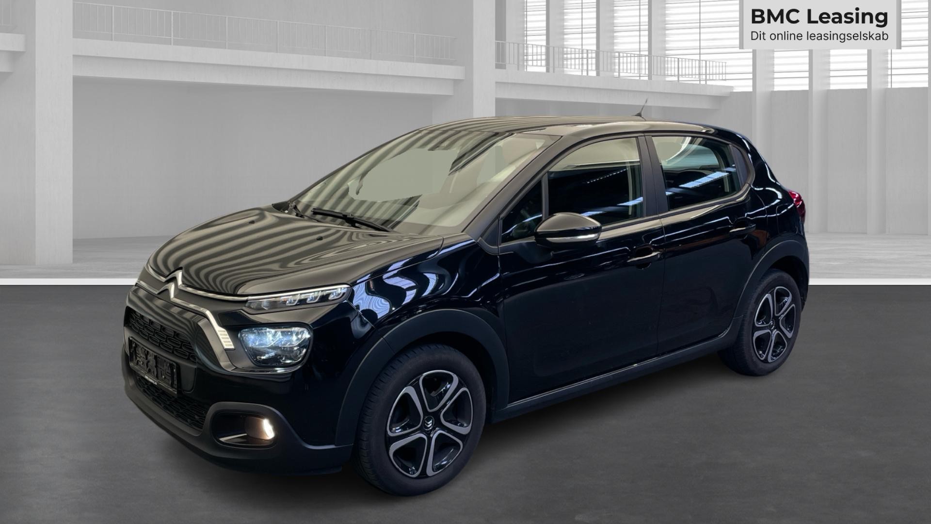 001 u26-06 906534 Citroën C3 Feel PureTech - Skråt forfra, venstre