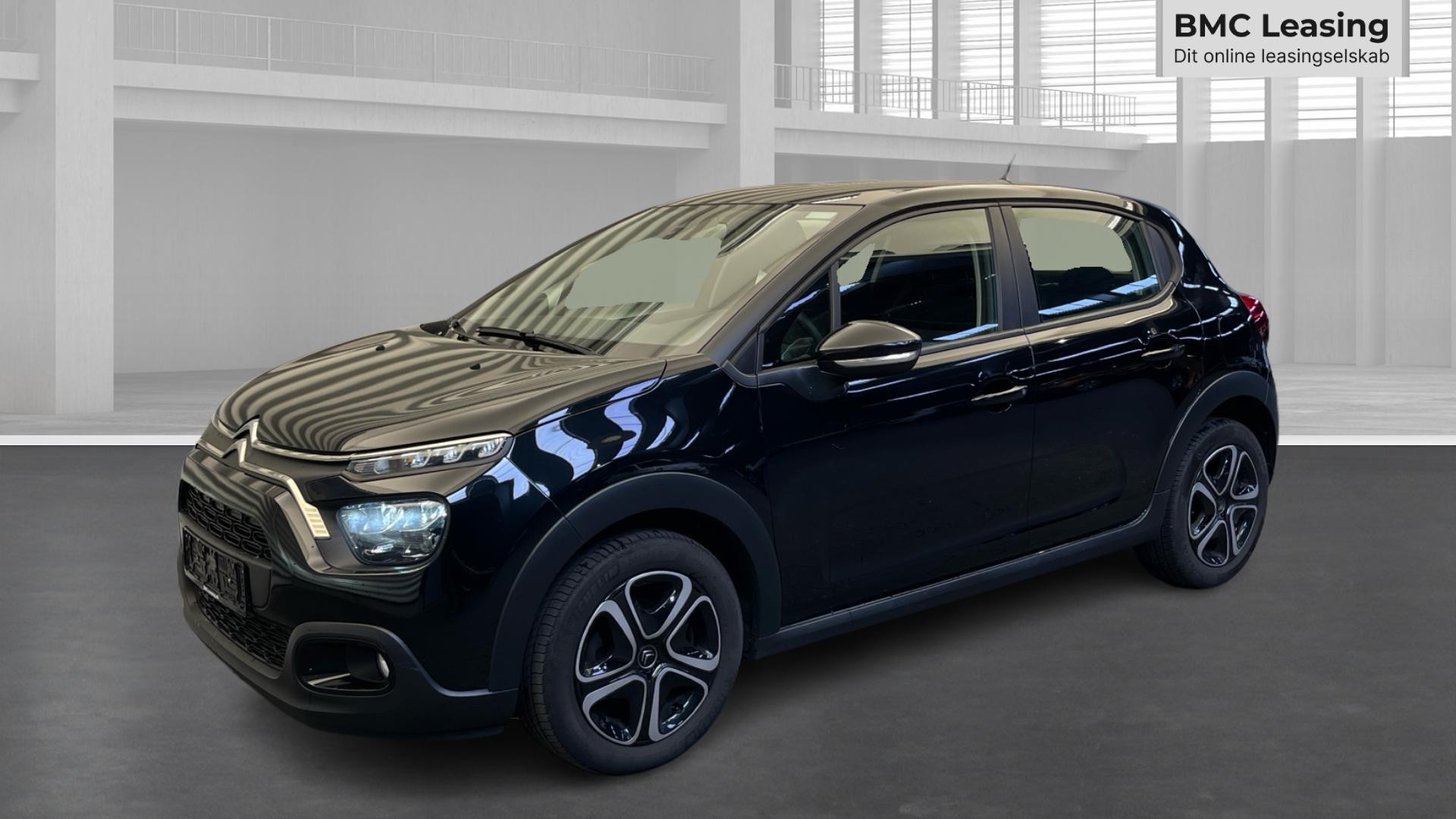 001 u26-06 906553 Citroën C3 Feel PureTech - Skråt forfra, venstre