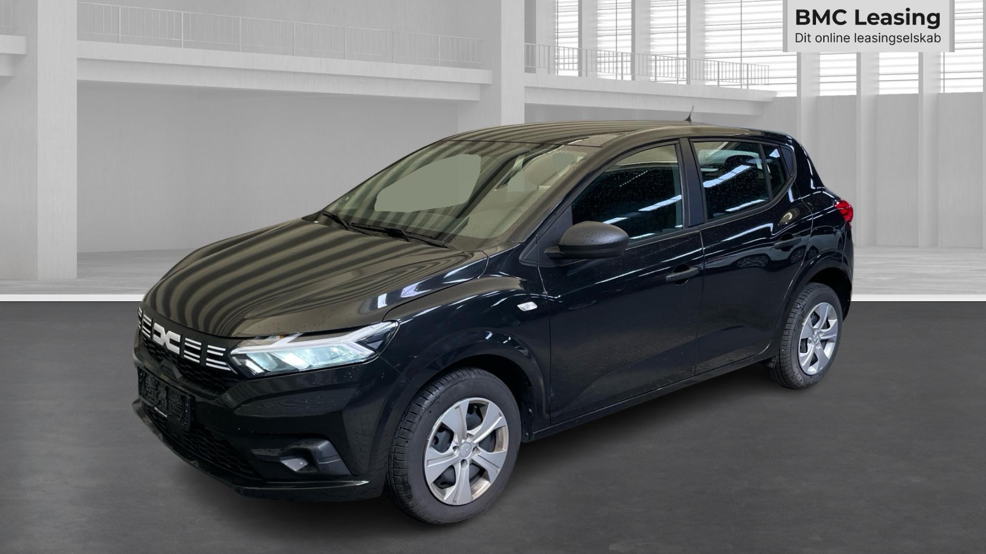 001 u26-06 909280 Dacia Sandero Essential TCe 90 - Skråt forfra, venstre