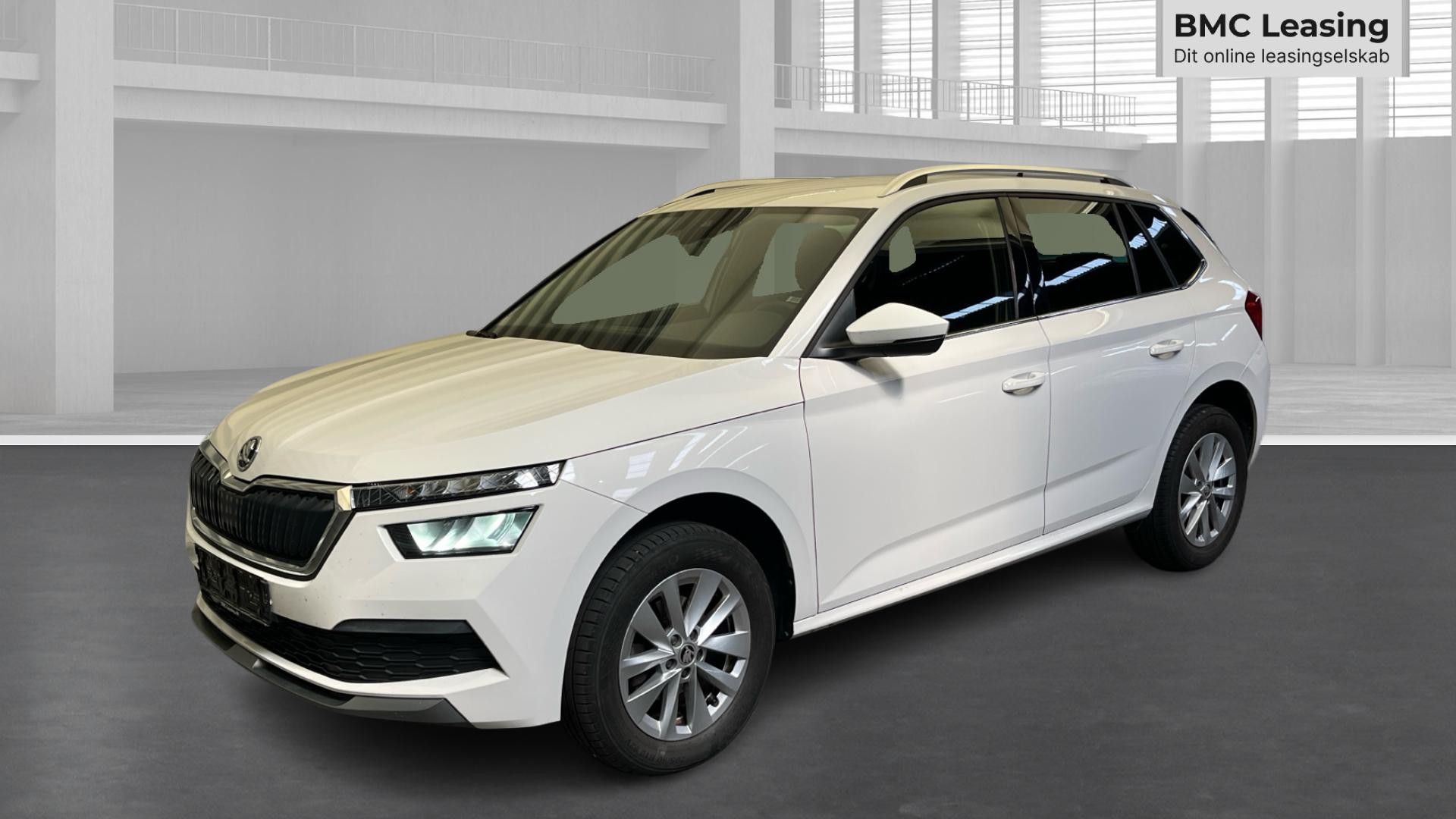 001 u26-06 910438 Škoda Kamiq Ambition TSI DSG - Skråt forfra, venstre