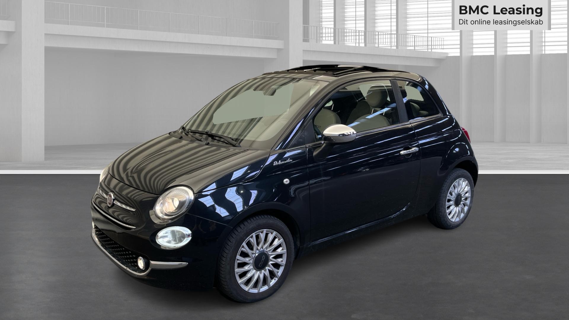 001 u26-06 912082 Fiat 500 Dolcevita Mild hybrid - Skråt forfra, venstre