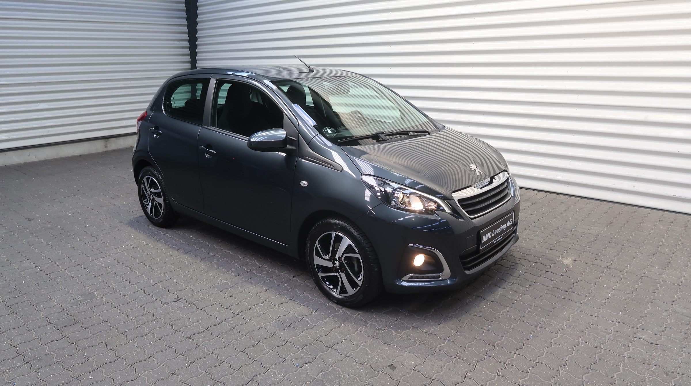 001 907596 Peugeot 108 Edition 210+ e-VTi - Skråt forfra, højre