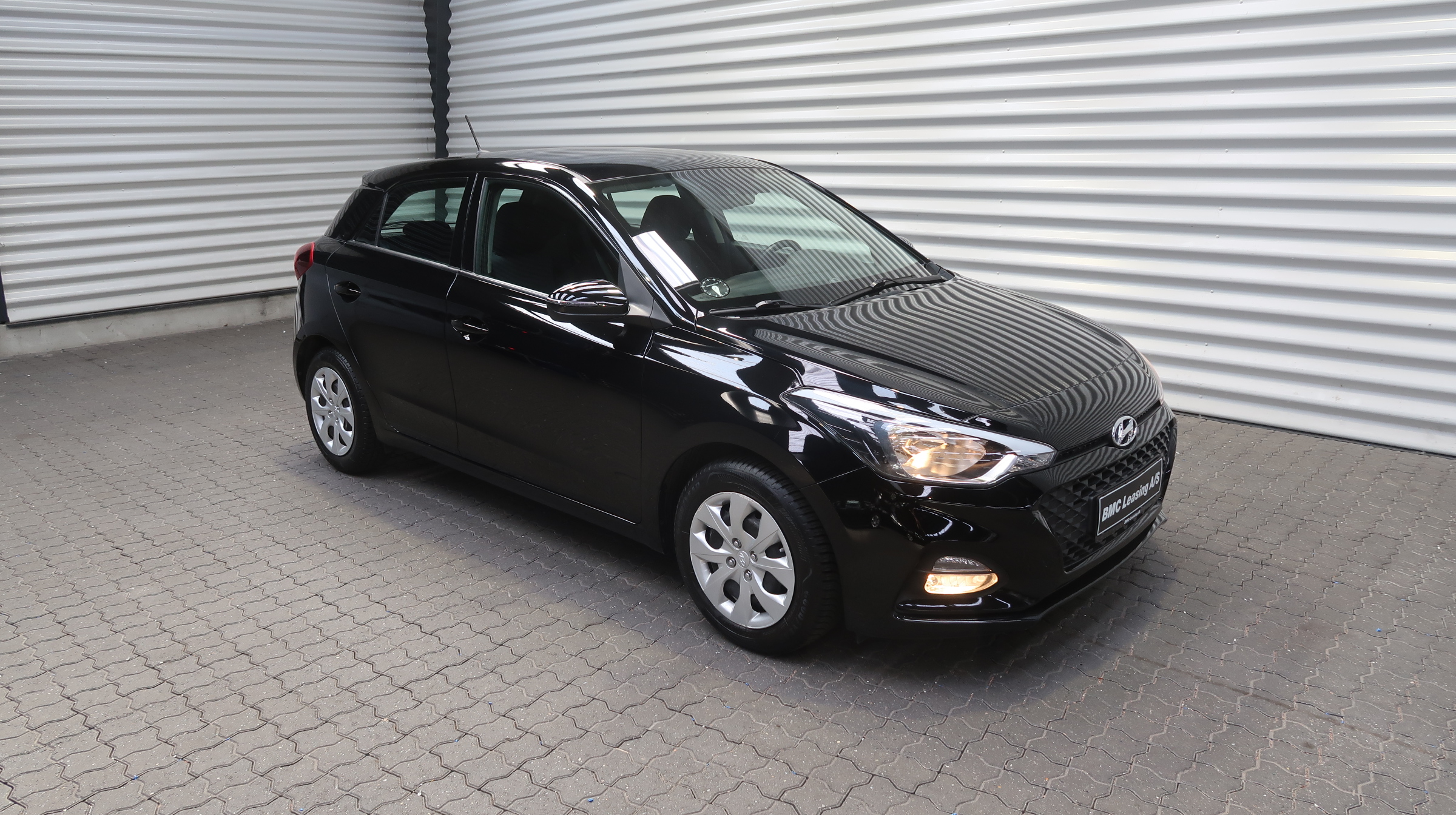 001 k24-06 906081 Hyundai i20 Trend T-GDi - Skråt forfra, højre