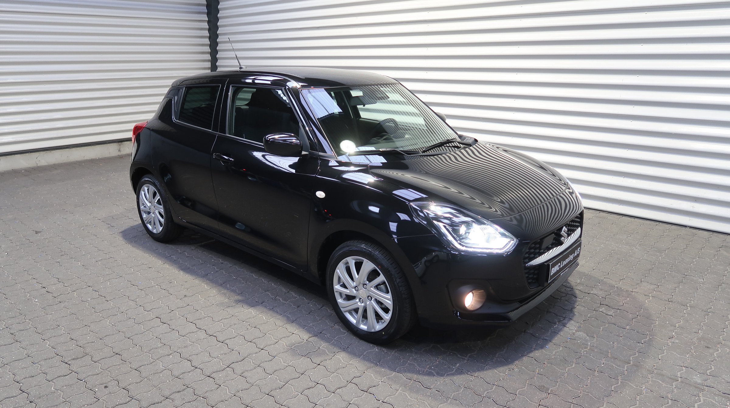 001 k24-12 910008 Suzuki Swift Plus MHEV - Skråt forfra, højre