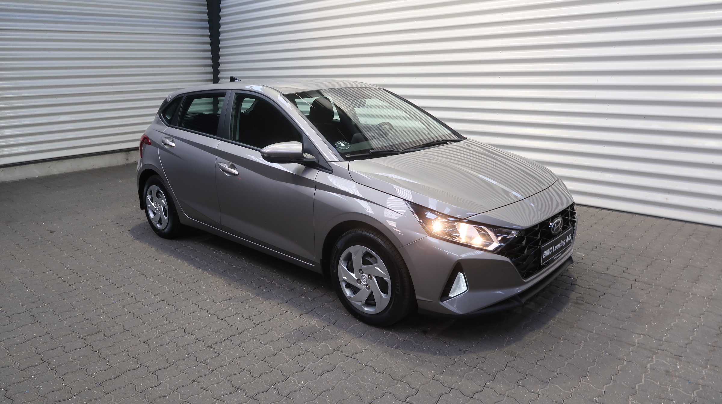 001 k25-02 910086 Hyundai i20 Essential T-GDi aut. - Skråt forfra, højre