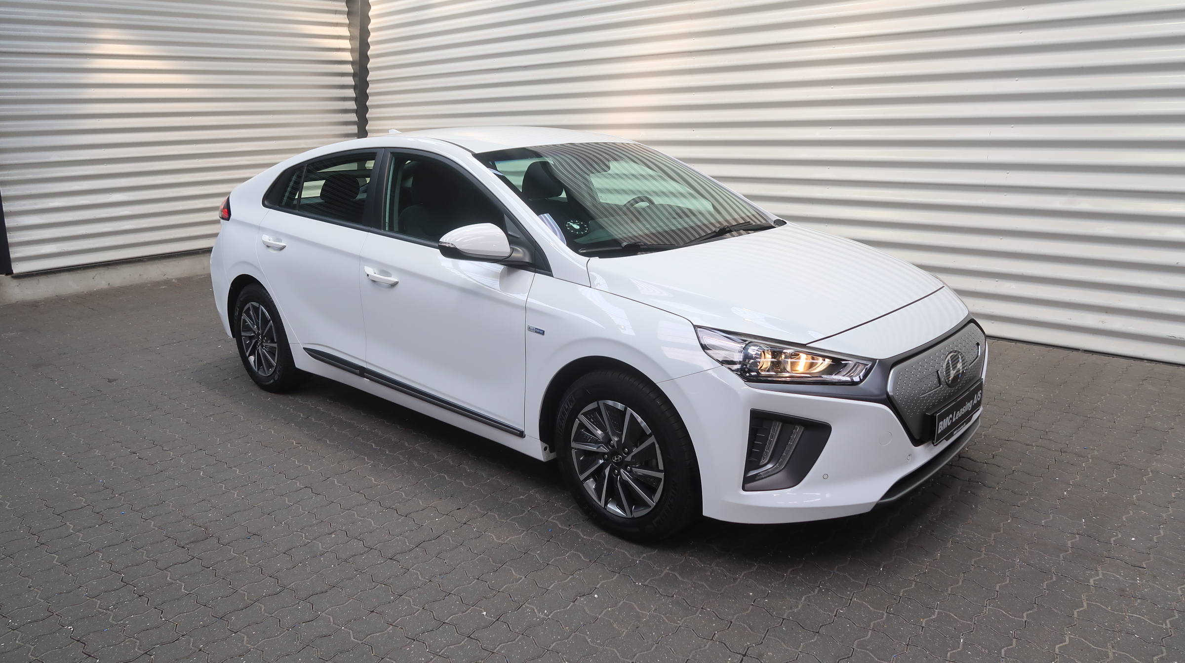 001 k25-07 909834 Hyundai Ioniq Trend 38 kWh - Skråt forfra, højre