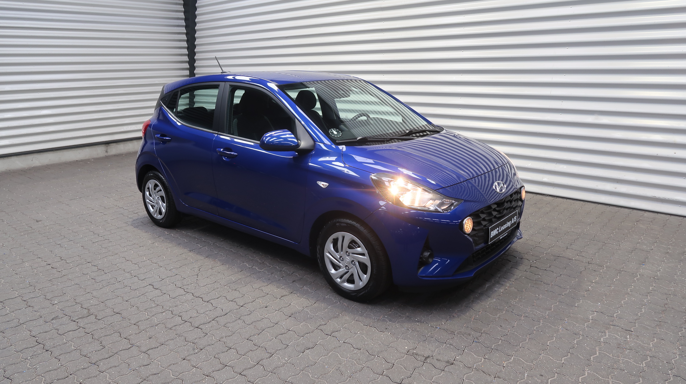 001 k25-09 911072 Hyundai i10 Essential MPi - Skråt forfra, højre