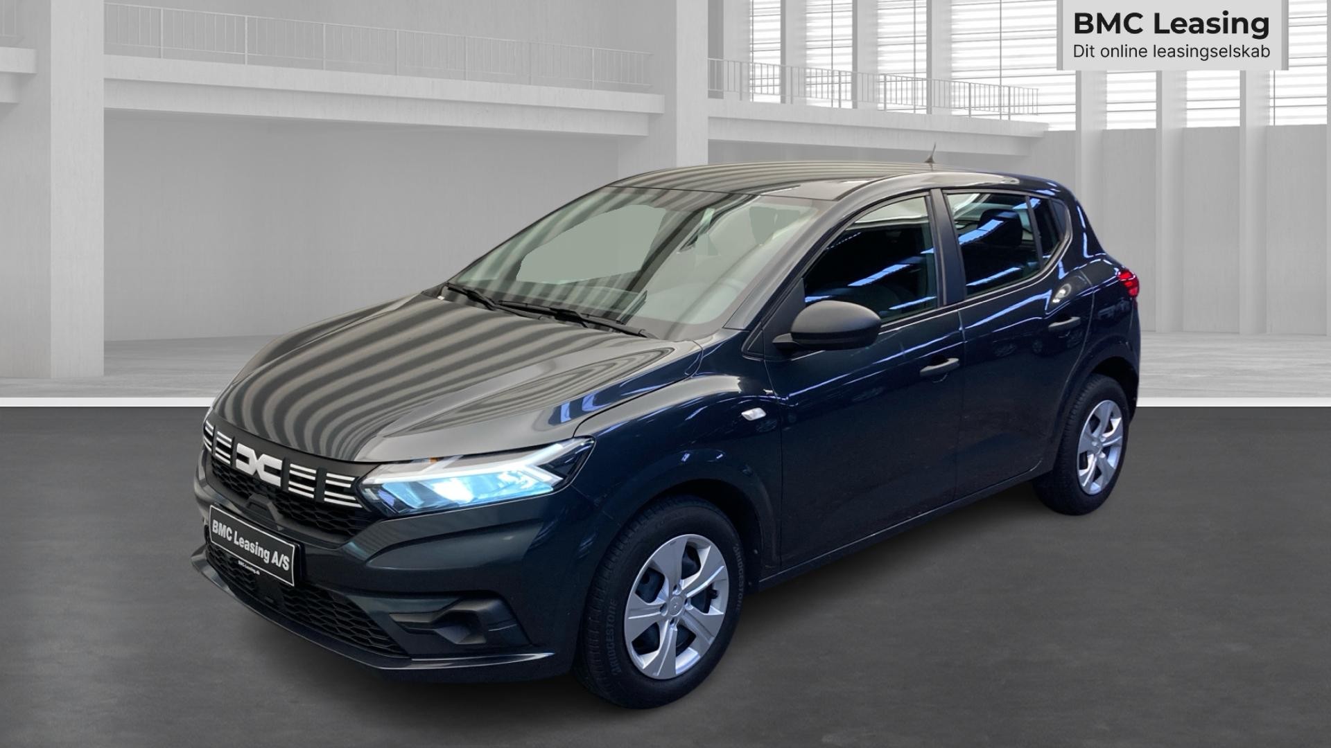 001 k26-10 912361 Dacia Sandero Essential TCe 90 - Skråt forfra, venstre
