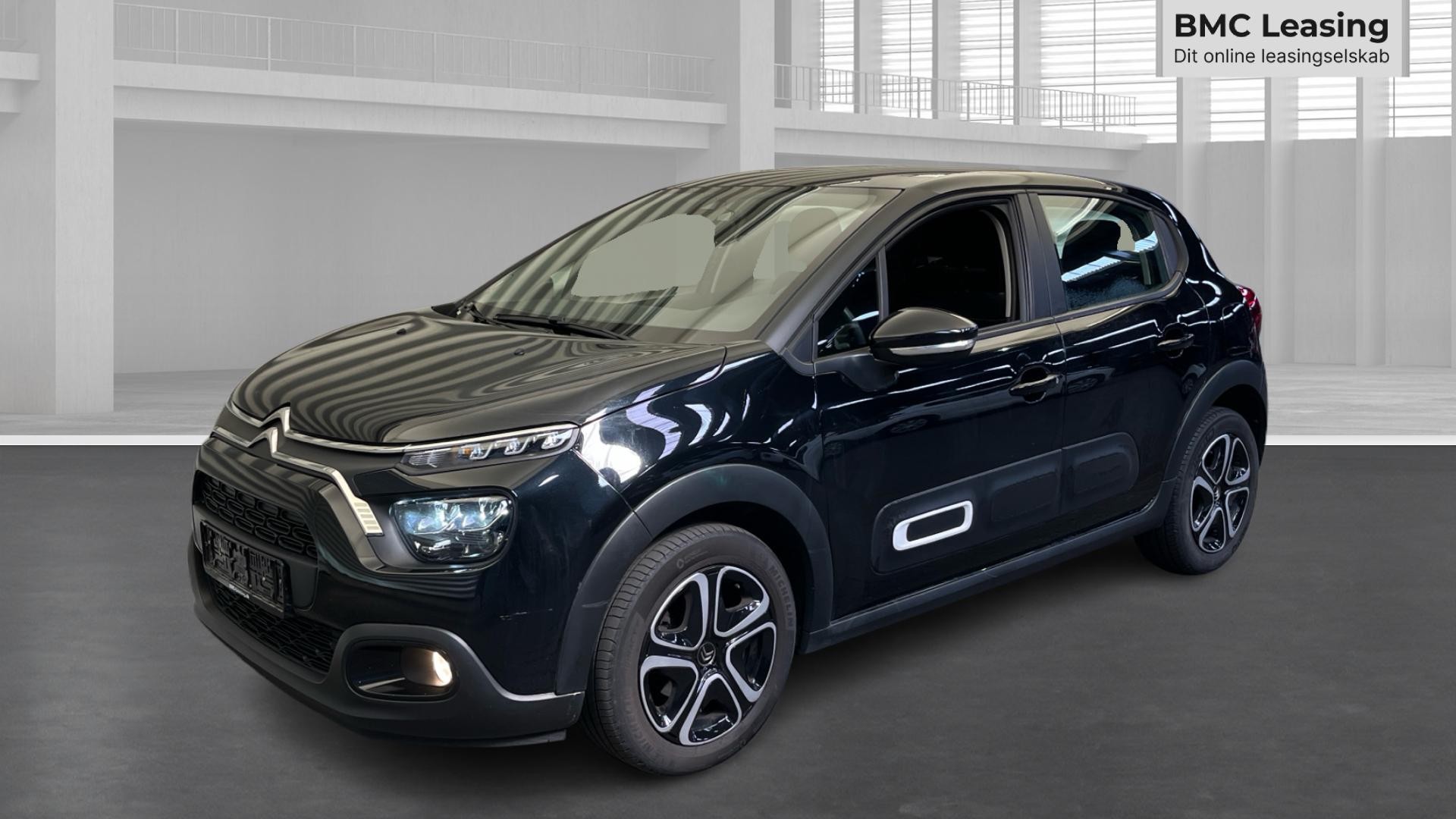 001 u26-06 908304 Citroën C3 Shine PureTech - Skråt forfra, venstre