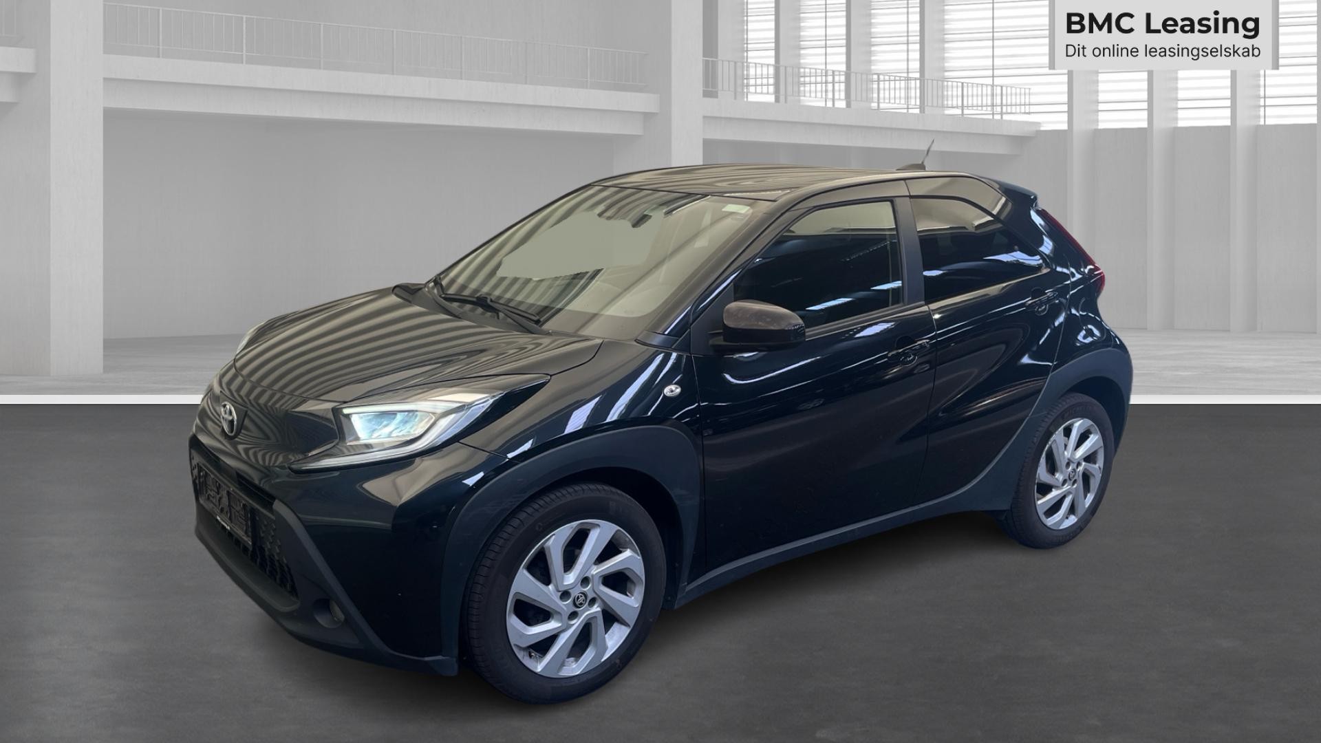 001 u26-07 907224 Toyota Aygo X Active VVT-i - Skråt forfra, venstre