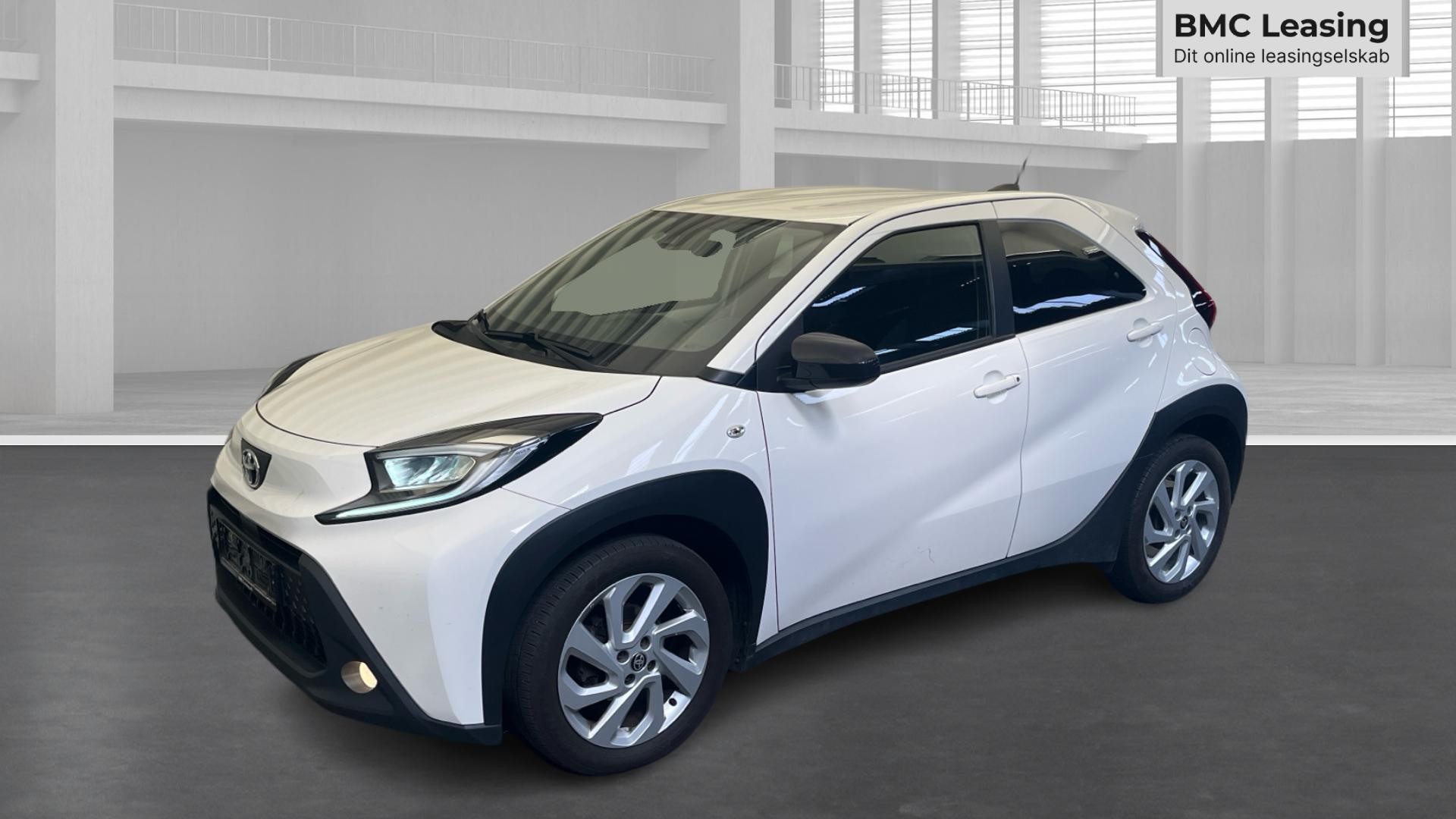 001 u26-07 907418 Toyota Aygo X Active VVT-i - Skråt forfra, venstre