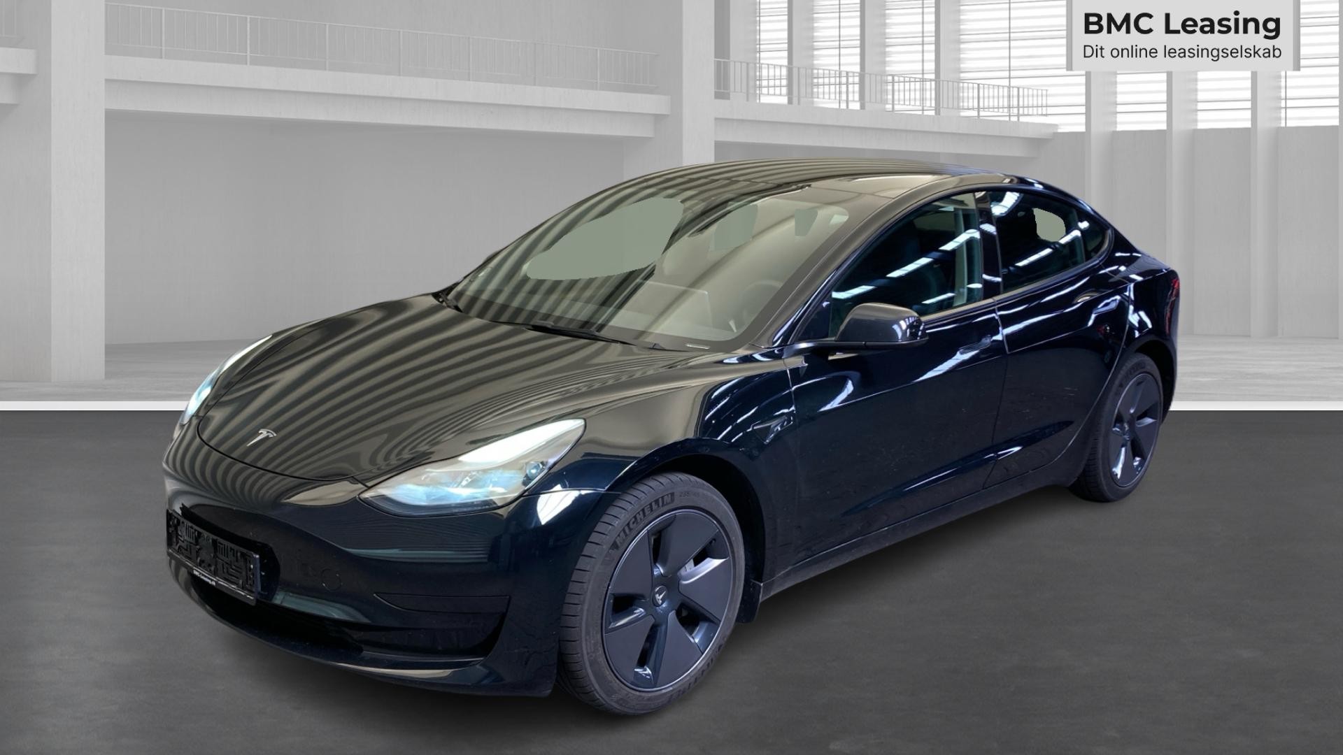 001 u26-07 908339 Tesla Model 3 Standard Range RWD - Skråt forfra, venstre