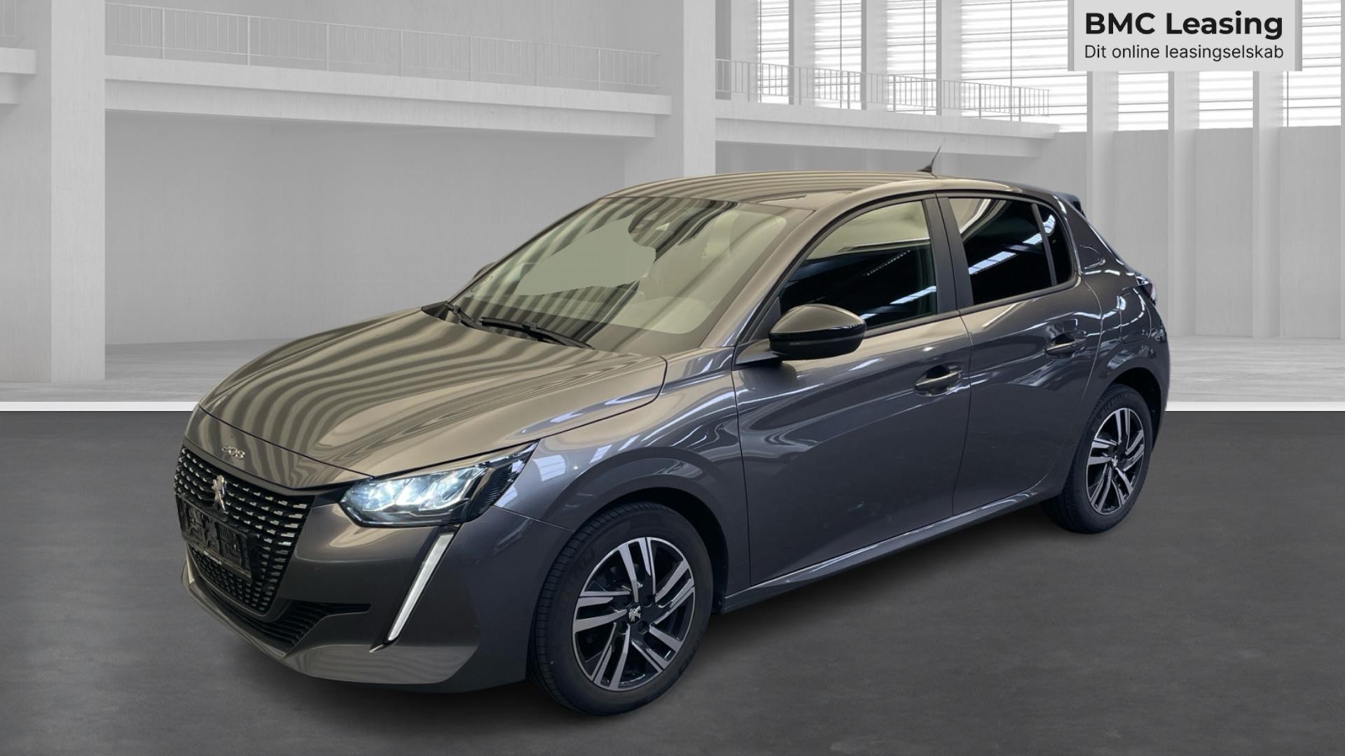 001 u26-07 908661 Peugeot 208 Active Pack PureTech - Skråt forfra, venstre