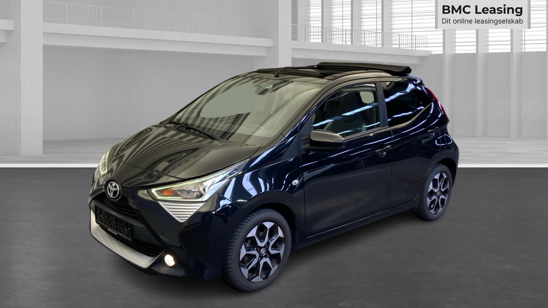 001 u26-07 908820 Toyota Aygo X-Play Sky VVT-i - Skråt forfra, venstre