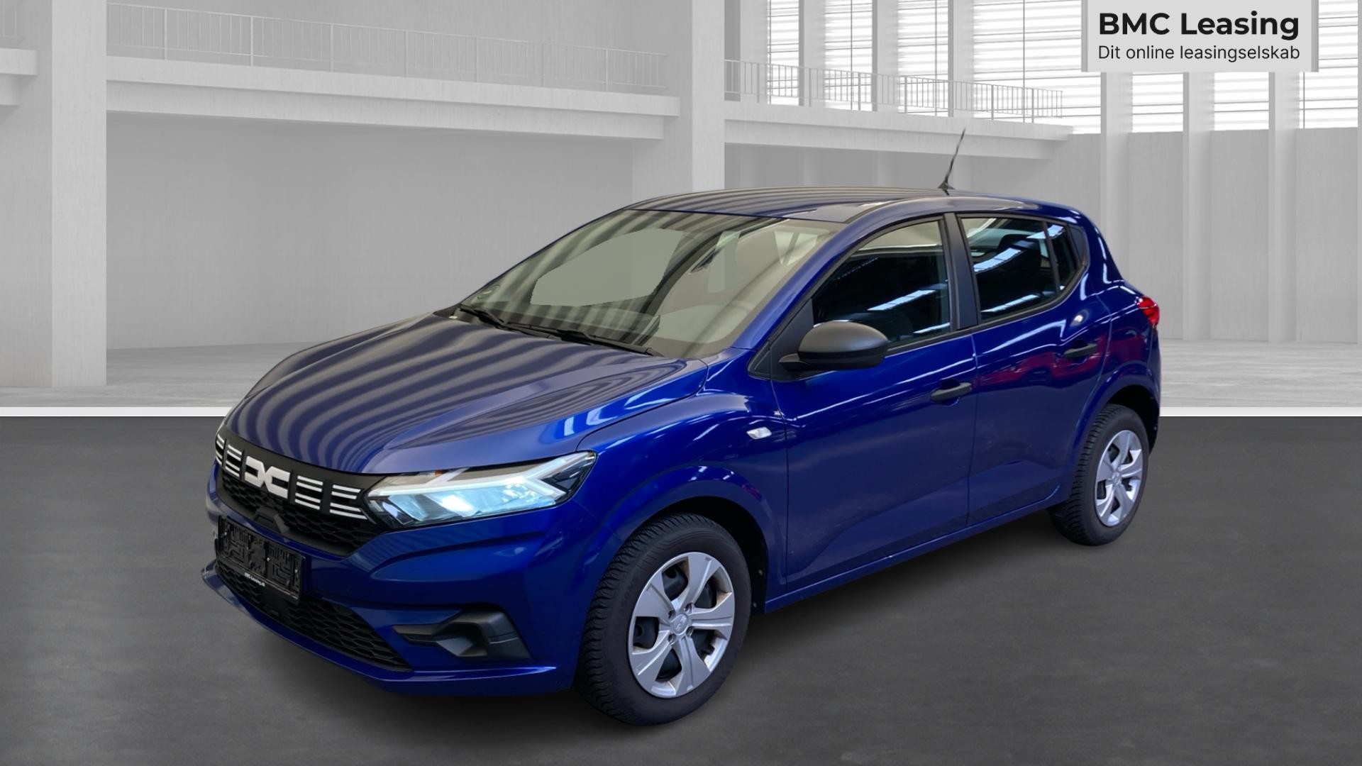 001 u26-07 908970 Dacia Sandero Essential TCe 90 - Skråt forfra, venstre