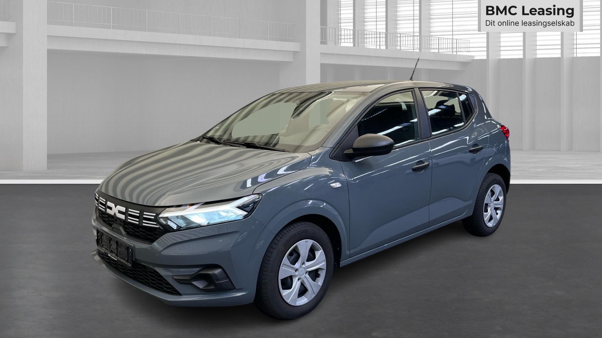 001 u26-07 910020 Dacia Sandero Essential TCe 90 - Skråt forfra, venstre