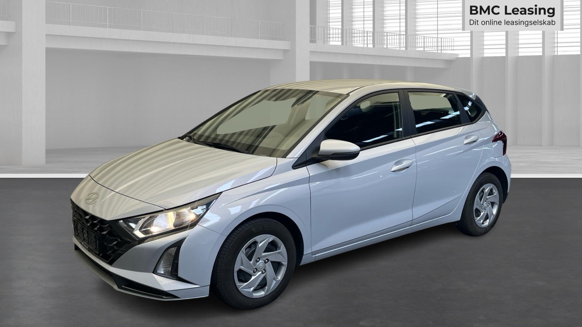 001 u26-07 910400 Hyundai i20 Essential T-GDi aut. - Skråt forfra, venstre