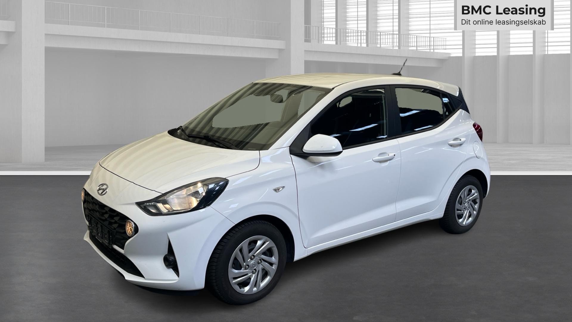 001 u26-07 911545 Hyundai i10 Essential 5-pers. MPi aut. - Skråt forfra, venstre
