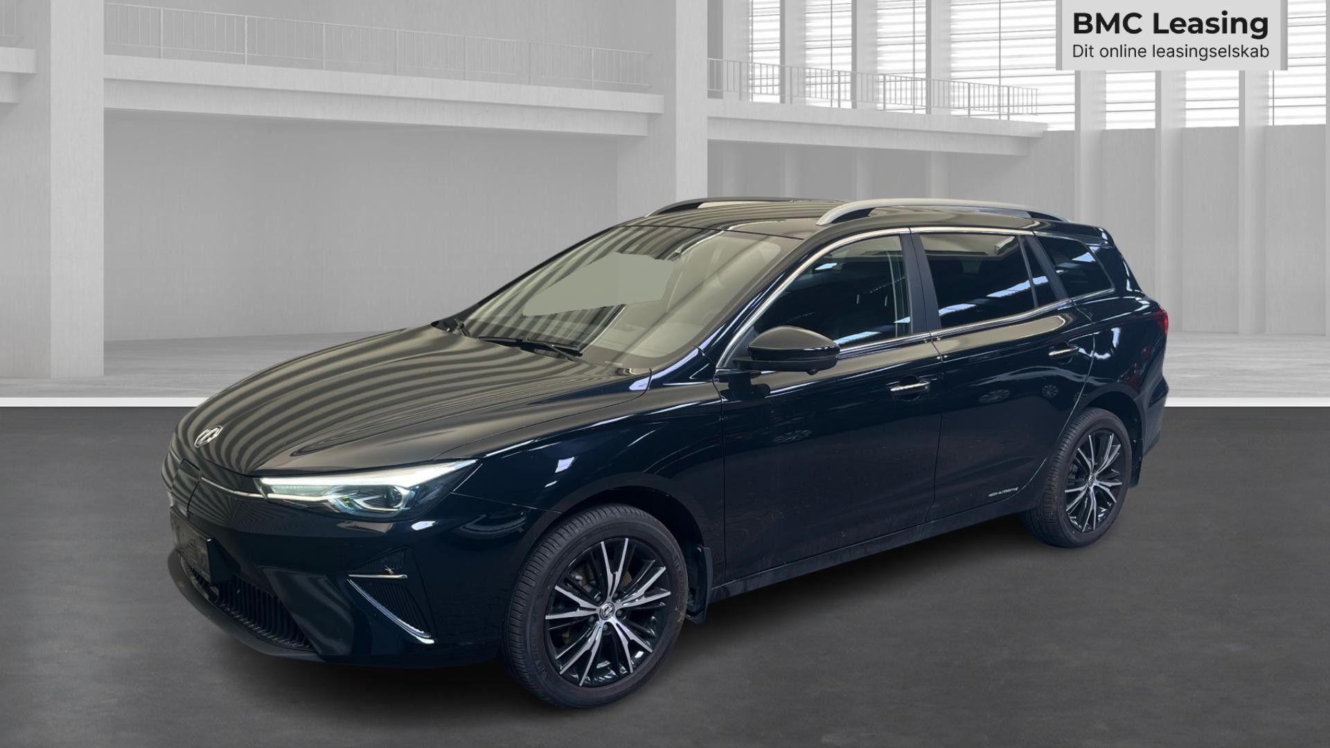 001 u26-07 911845 MG5 Electric Luxury 50 kWh st.car - Skråt forfra, venstre