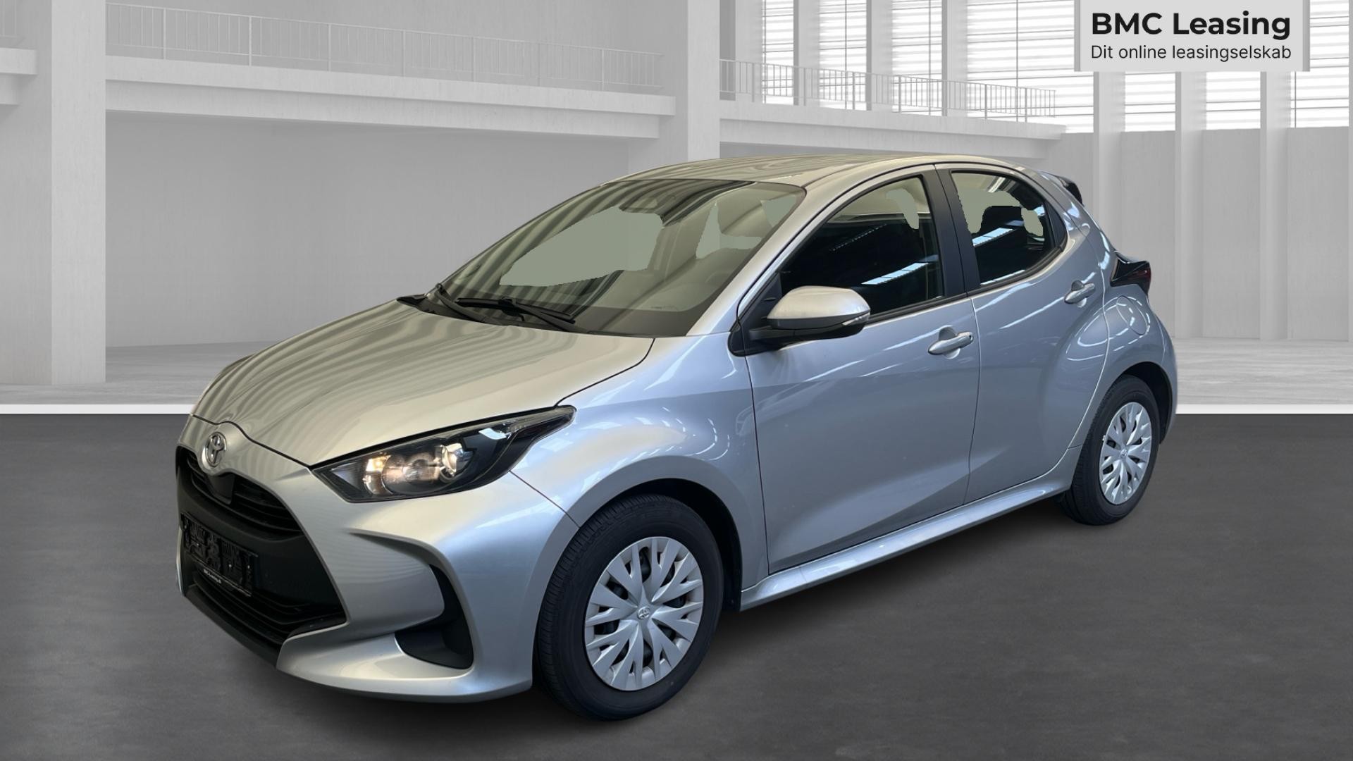 001 u26-07 911901 Toyota Yaris Essential VVT-i Hybrid aut. - Skråt forfra, venstre