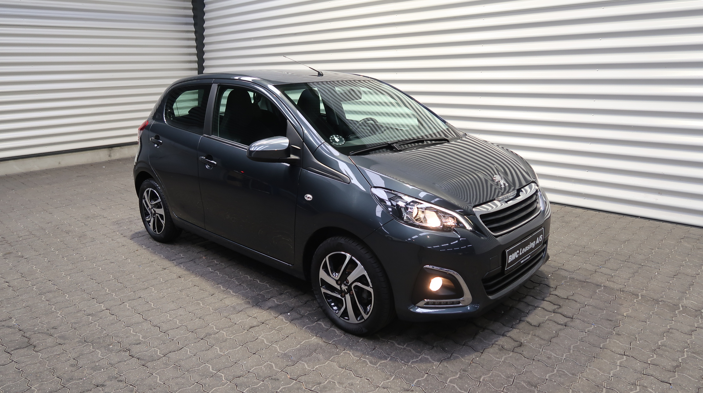 001 k23-01 907773 Peugeot 108 Edition 210+ e-VTi - Skråt forfra, højre