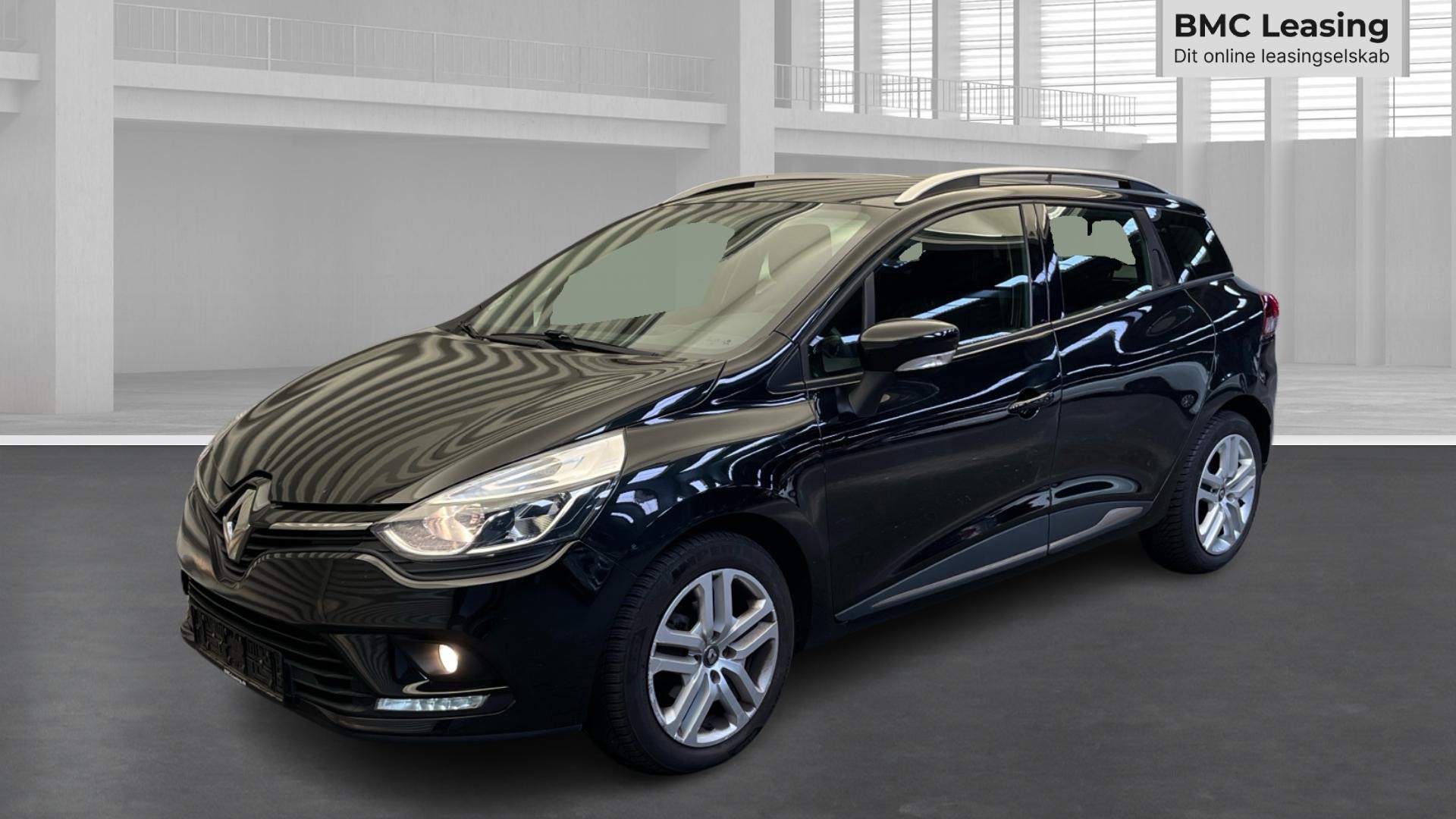 001 u26-08 905601 Renault Clio Zen TCe st.car - Skråt forfra, venstre