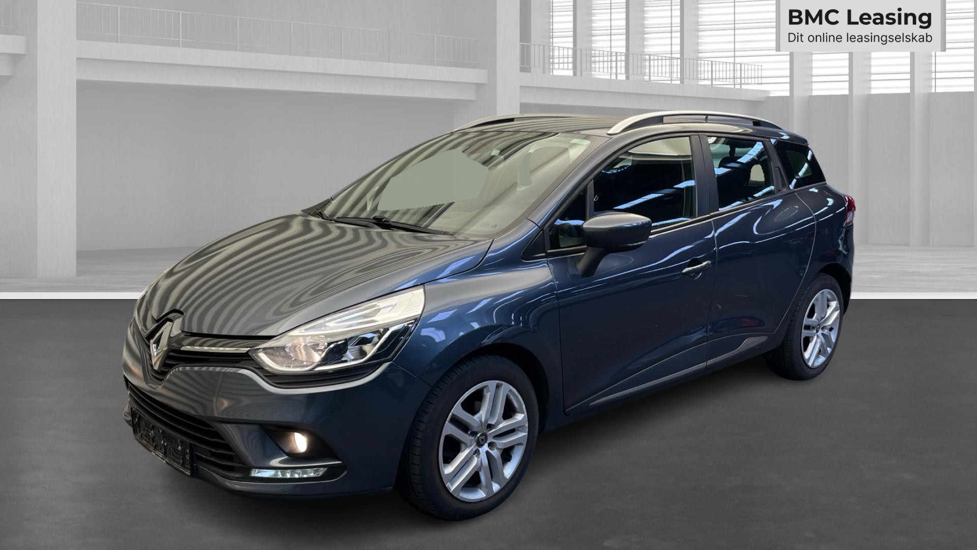 001 u26-08 906572 Renault Clio Zen ST. car, Skråt forfra venstre