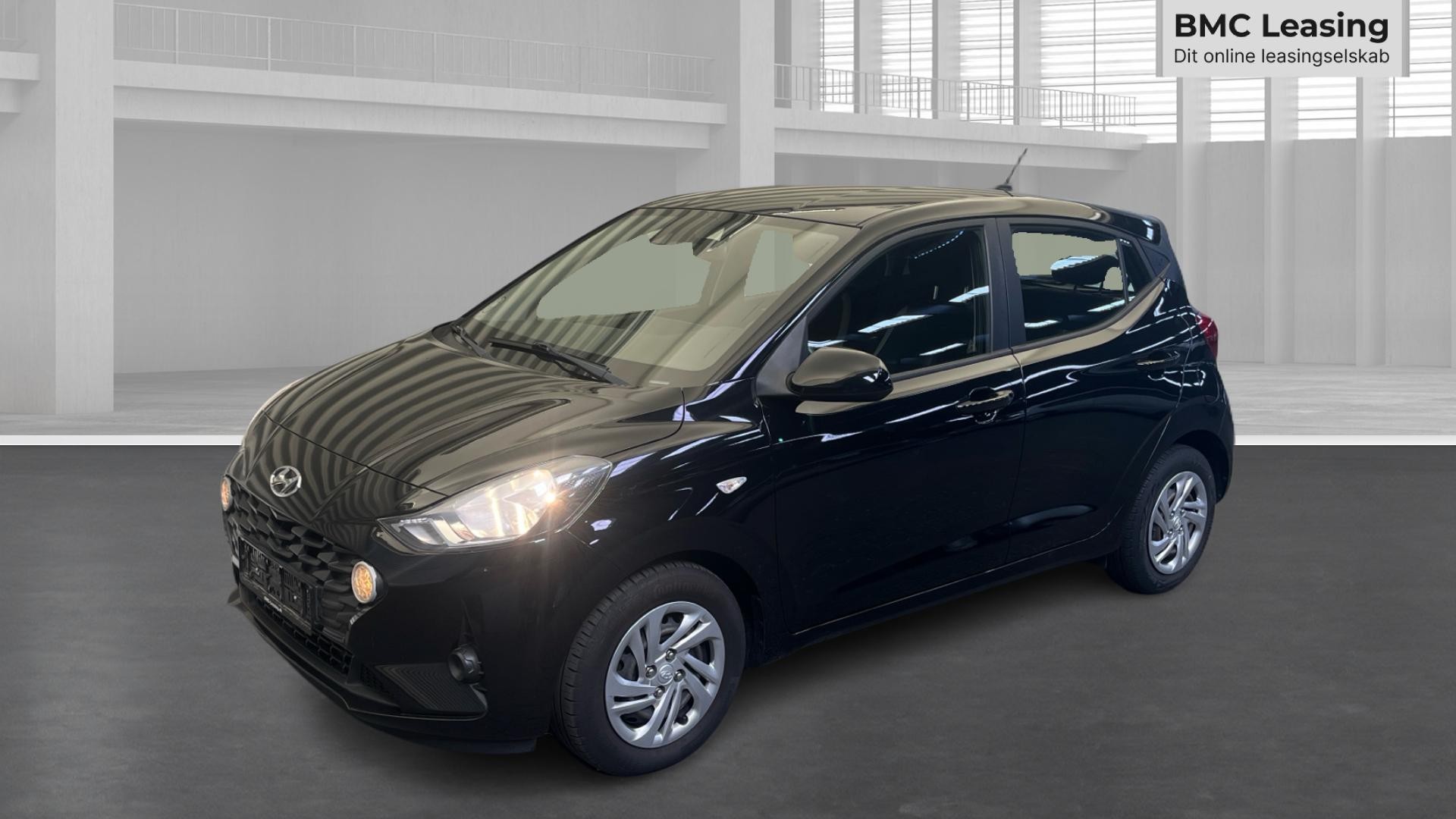 001 u26-08 906721 Hyundai i10 Essential MPi - Skråt forfra, venstre