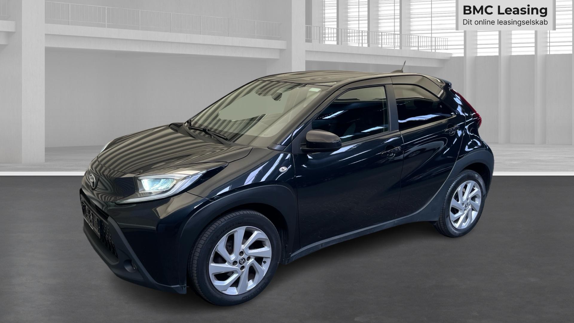 001 u26-08, 907232, Toyota Aygo X active, Skråt forfra venstre
