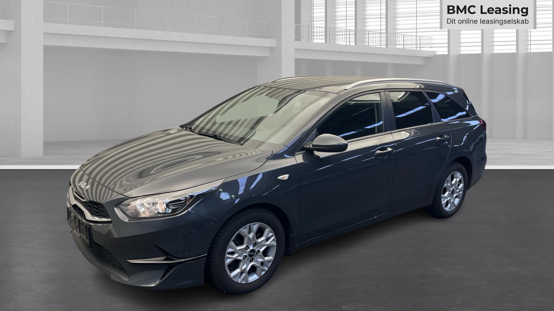 001 u26-08 908242 Kia Ceed Prestige T-GDi st.car - Skråt forfra, venstre