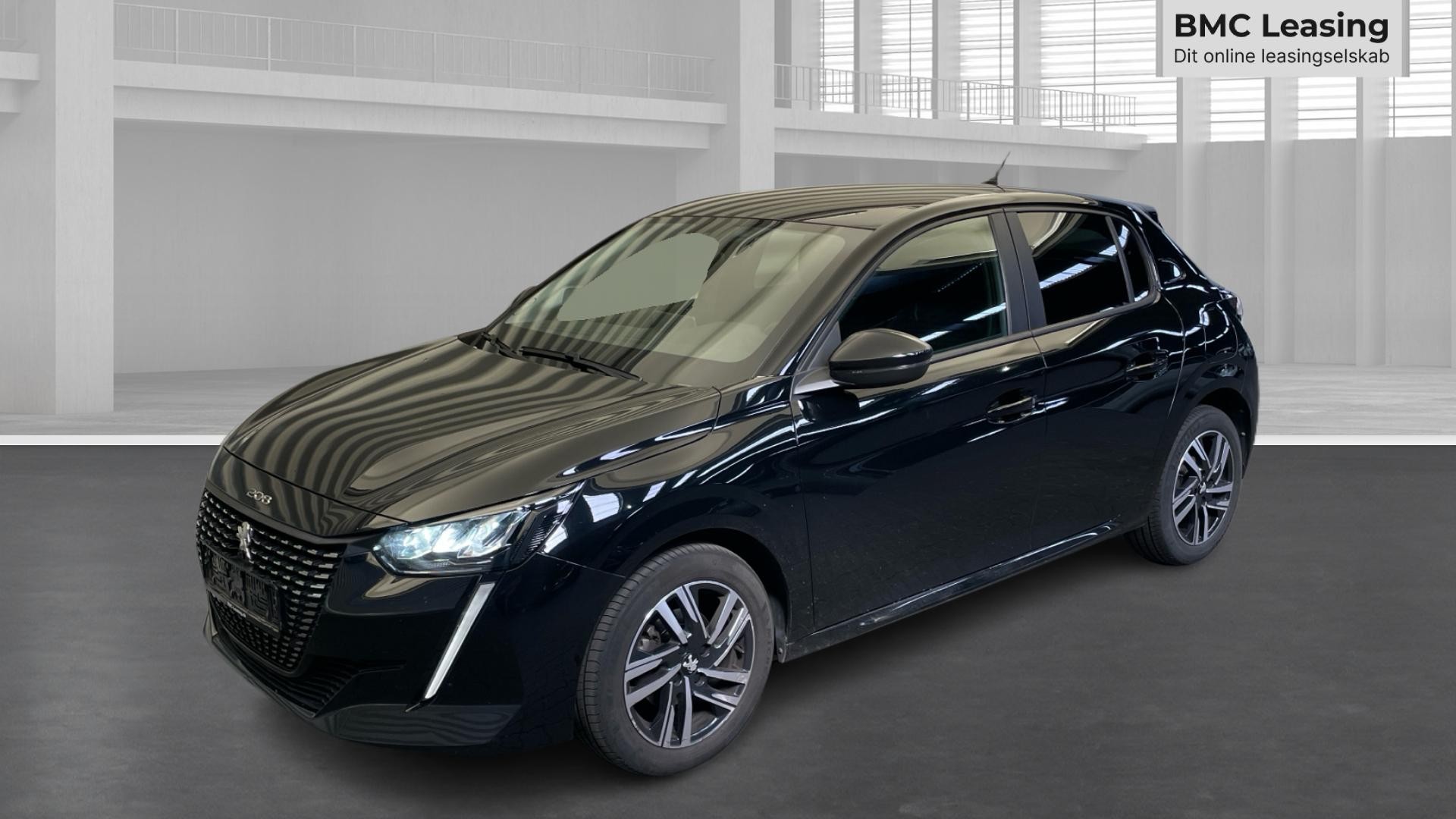 001 u26-08 908648 Peugeot 208 Active Pack PureTech - Skråt forfra, venstre