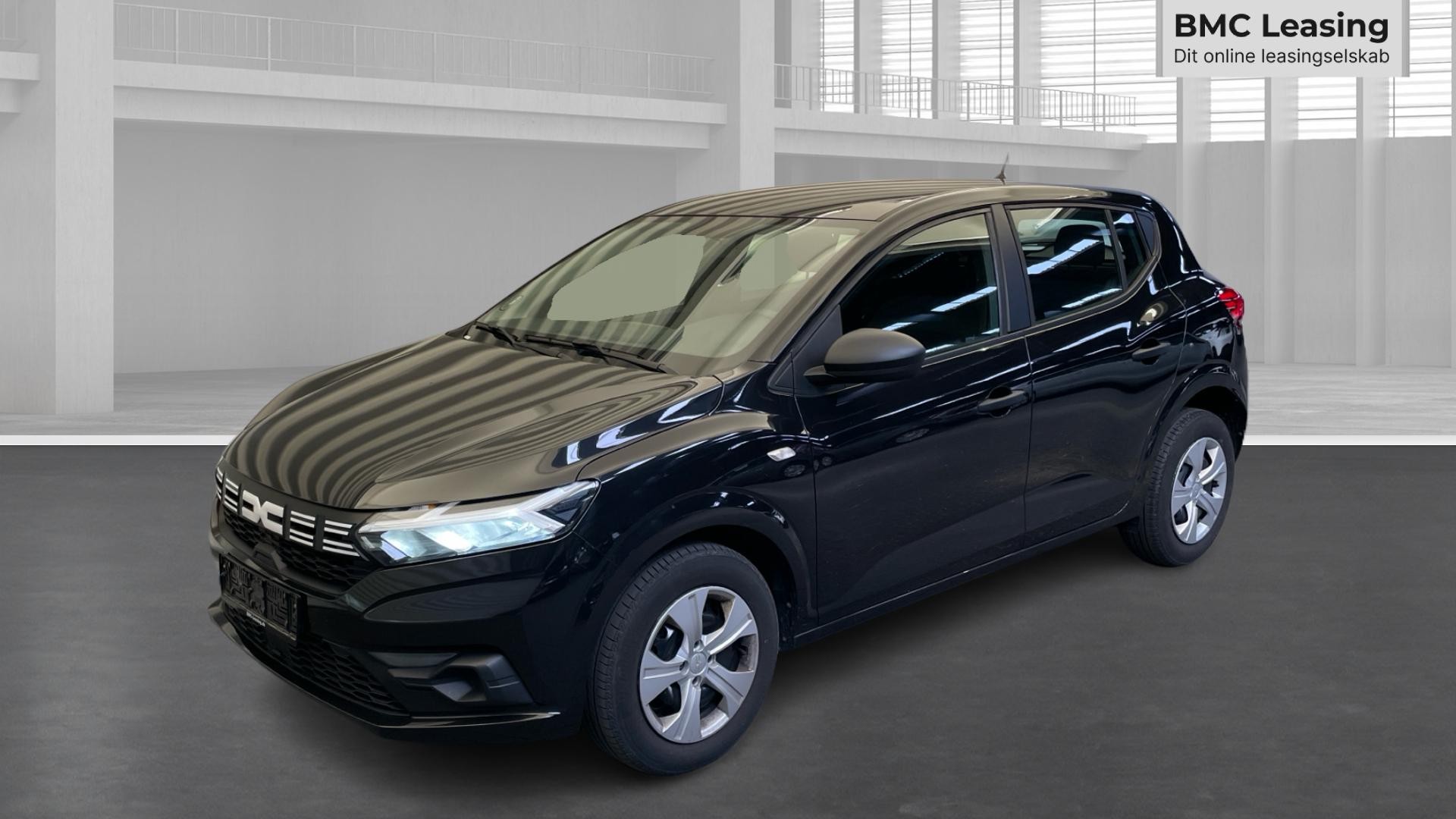 001 u26-08 909295 Dacia Sandero Essential TCe 90 - Skråt forfra, venstre