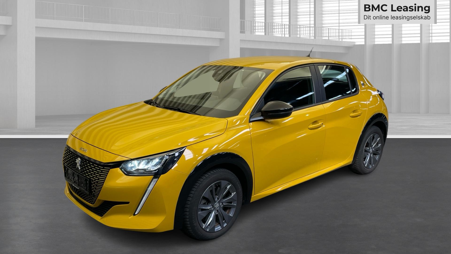 001 u26-08 909404 Peugeot e-208 Active Pack 50 kWh - Skråt forfra, venstre
