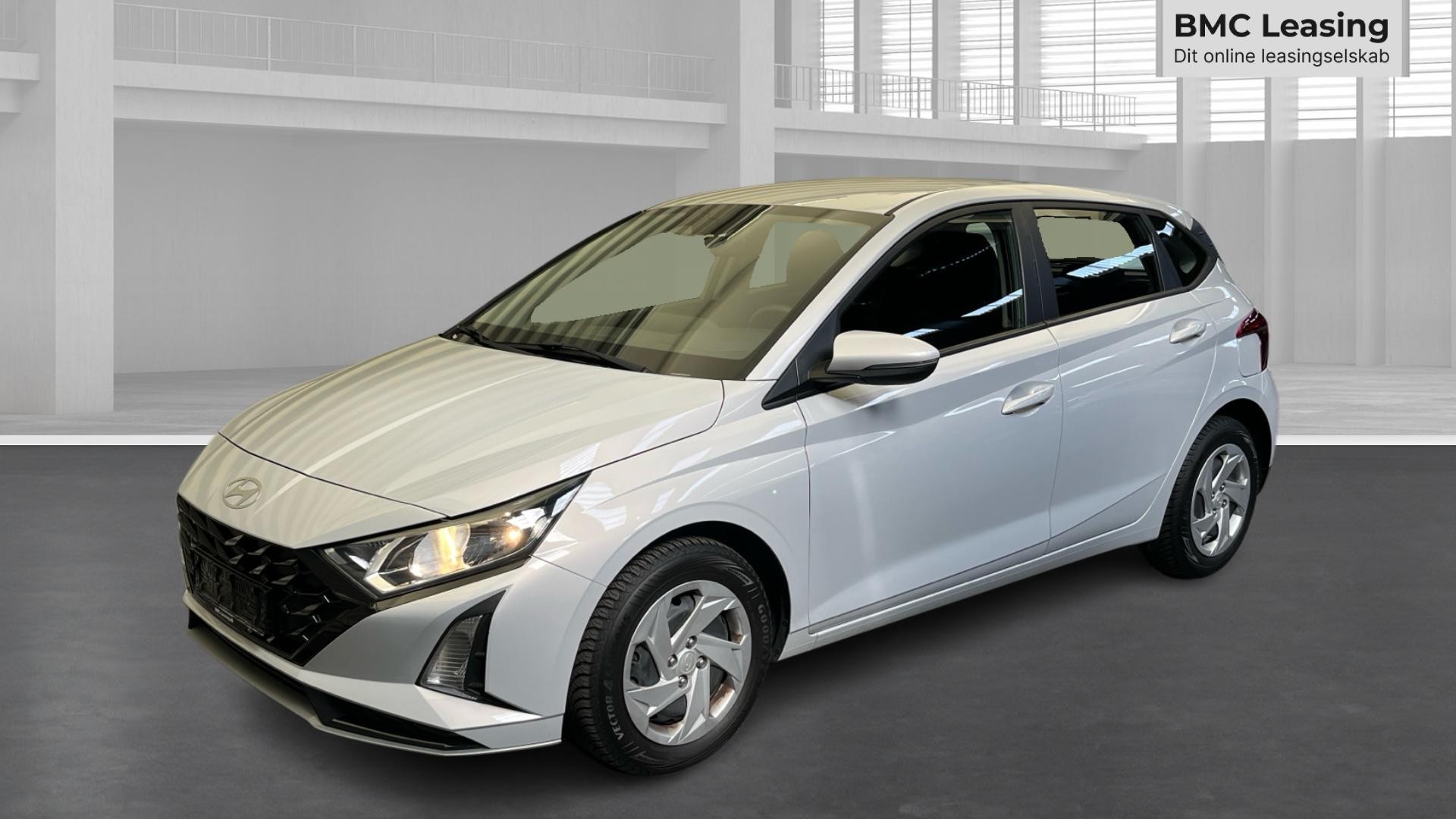 001 u26-08 910207 Hyundai i20 Essential T-GDi aut. - Skråt forfra, venstre