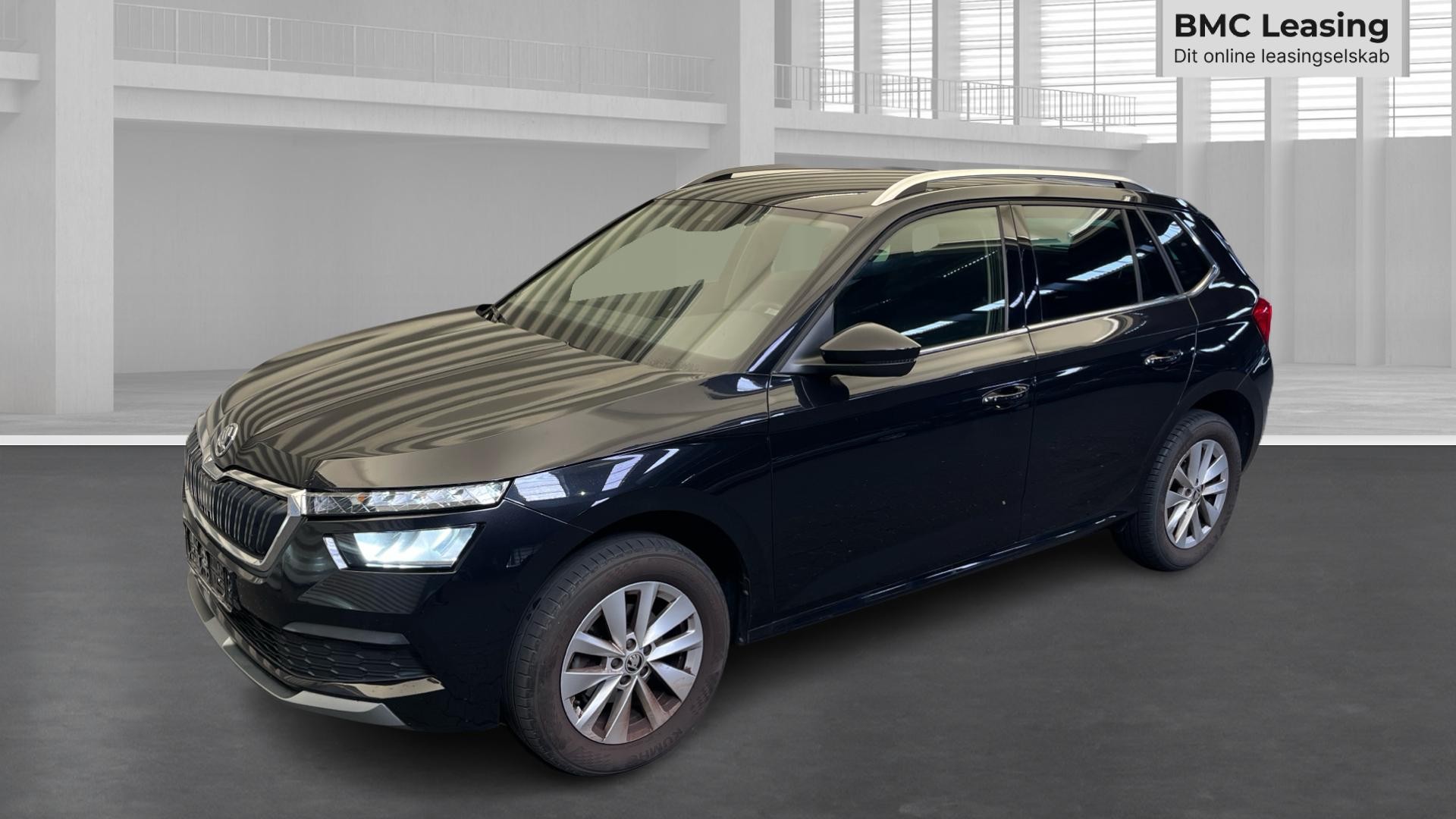 001 u26-08 910339 Škoda Kamiq Ambition TSI DSG - Skråt forfra, venstre