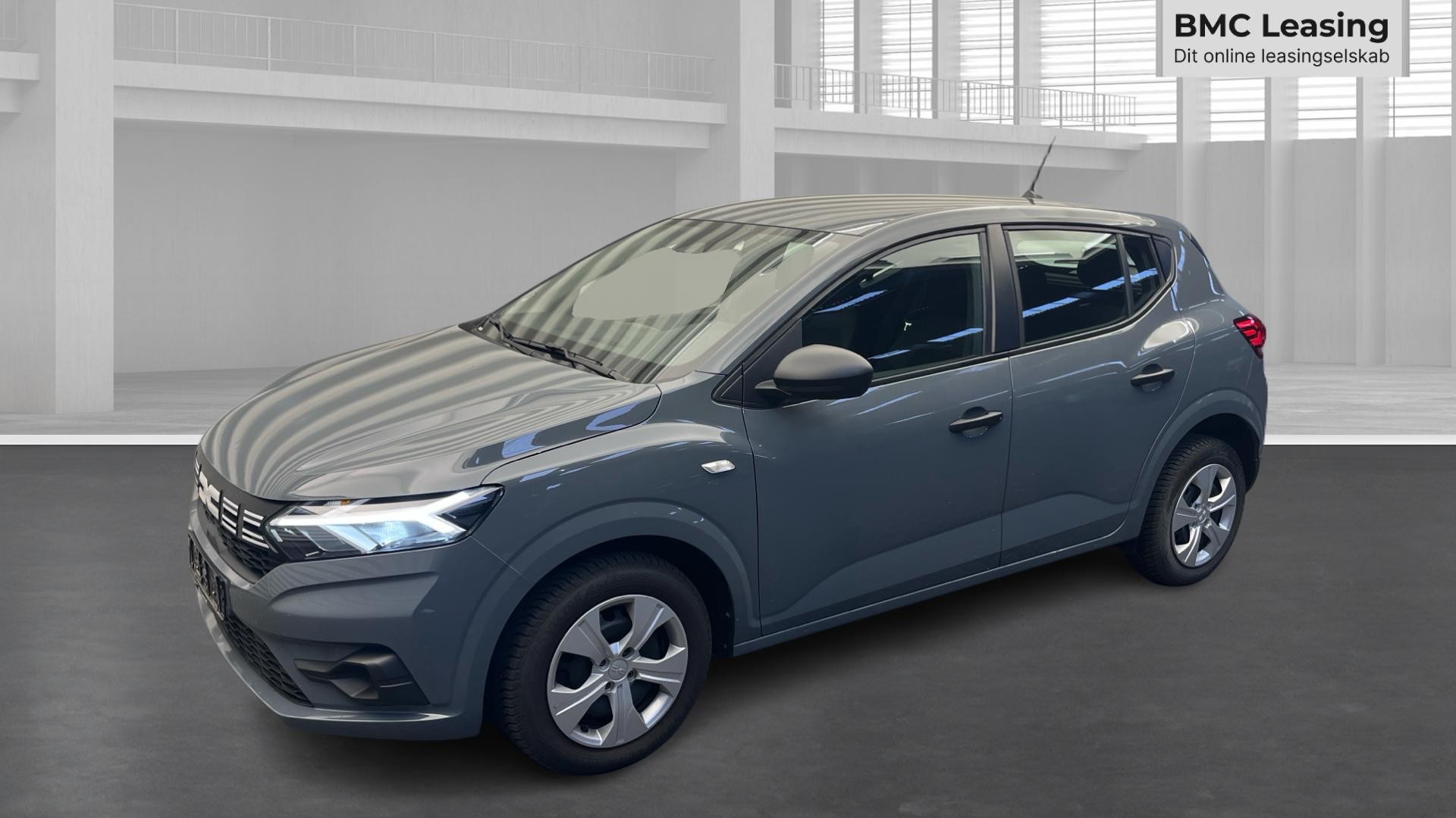 001 u26-08 910481 Dacia Sandero Essential TCe 90 - Skråt forfra, venstre