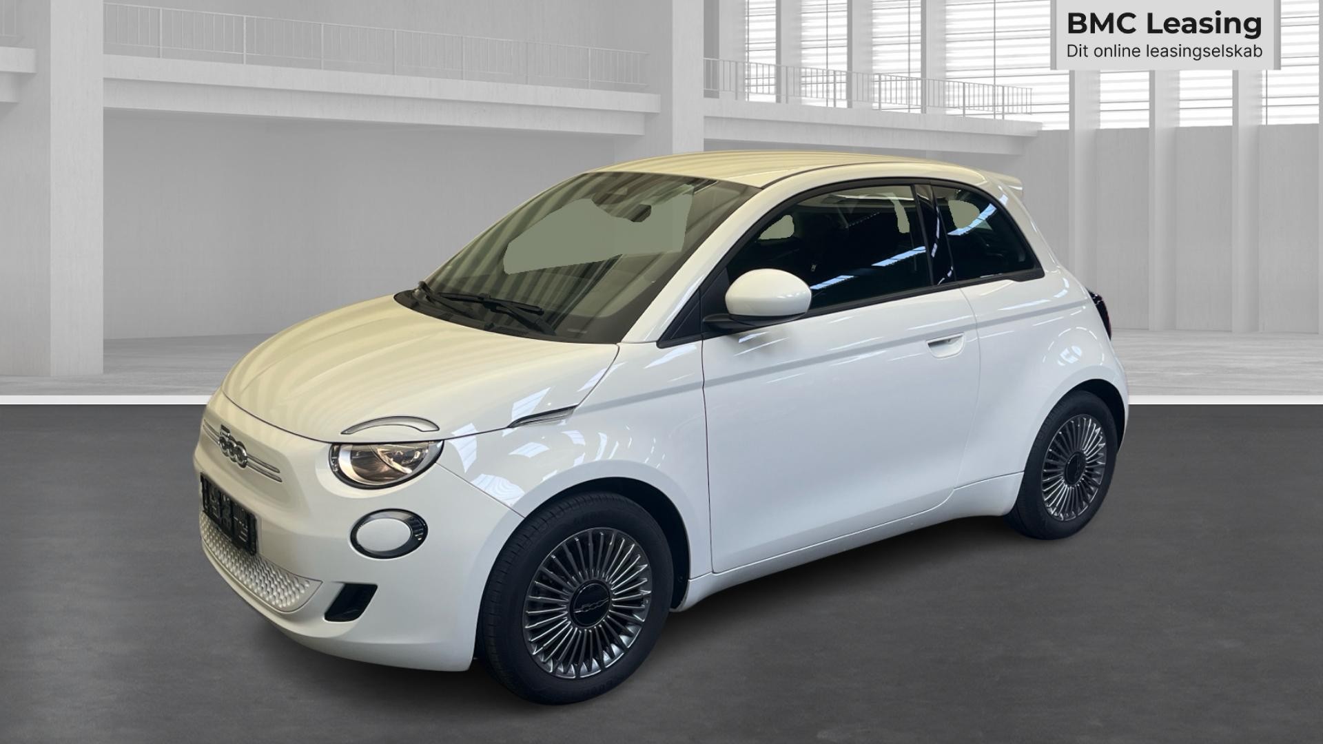 001 u26-08 912439, Fiat 500e, Skråt forfra venstre