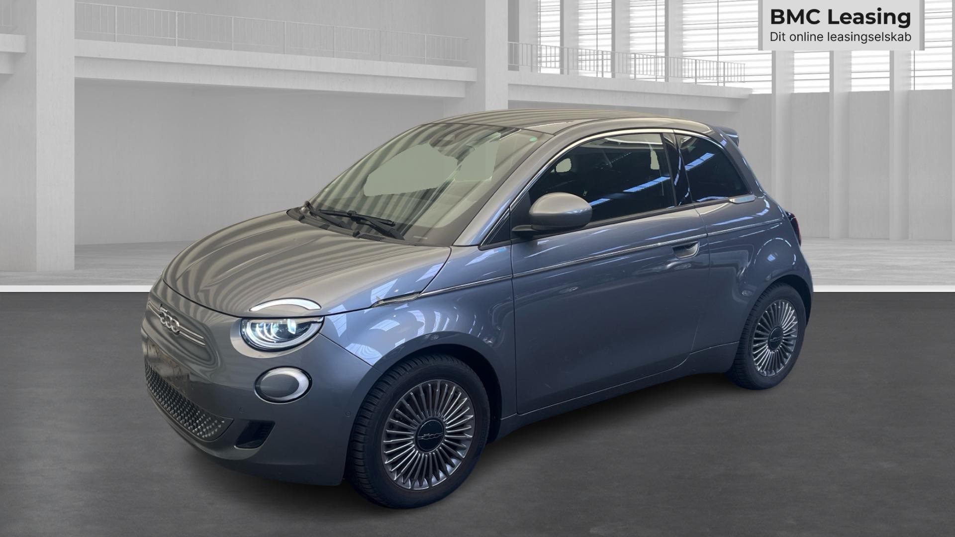 001 u26-08 912445 Fiat 500e Icon 42 kWh - Skråt forfra, venstre