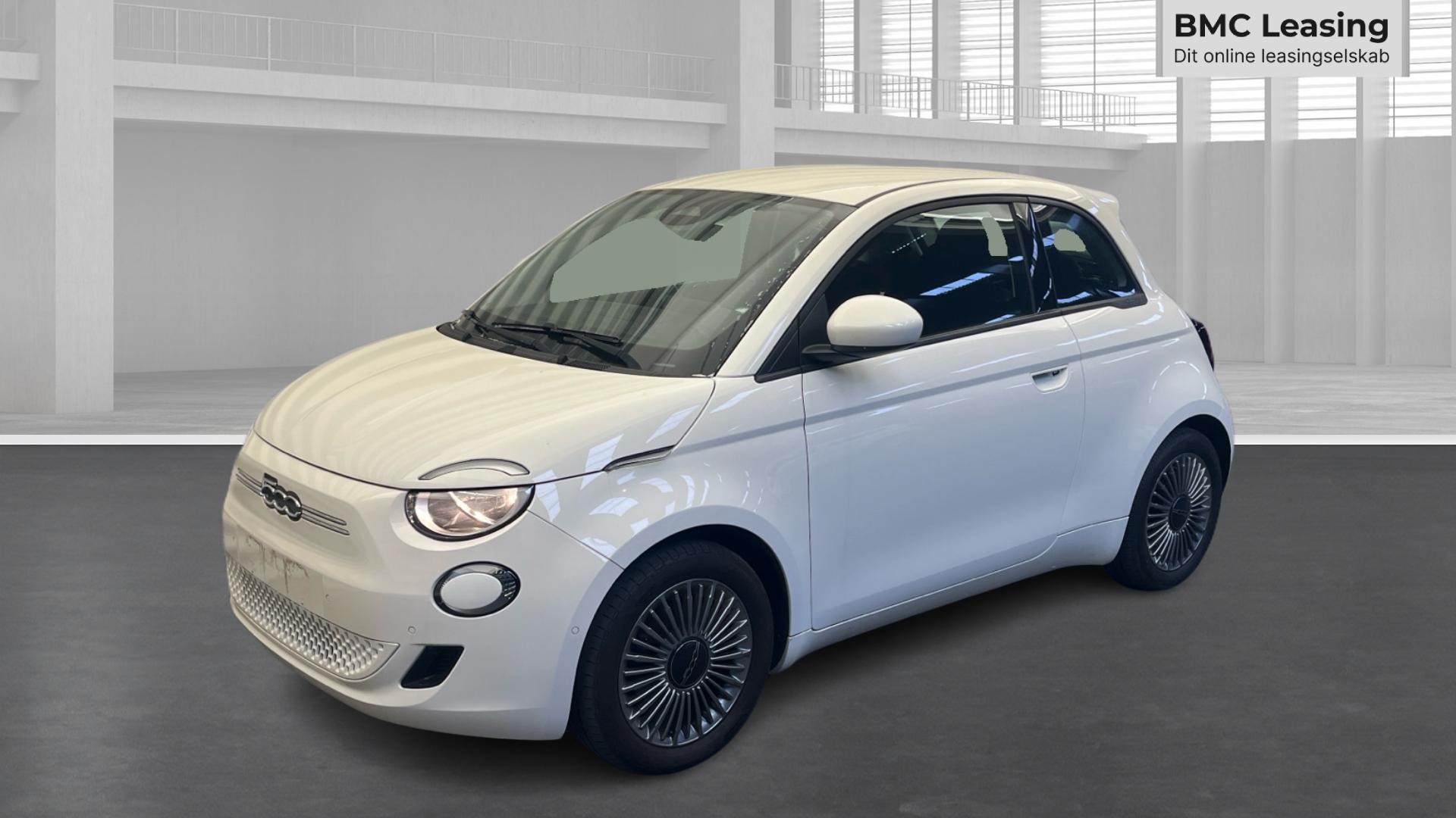 001 u26-08, 912446, Fiat 500e Icon Rygerbil, Skråt forfra venstre