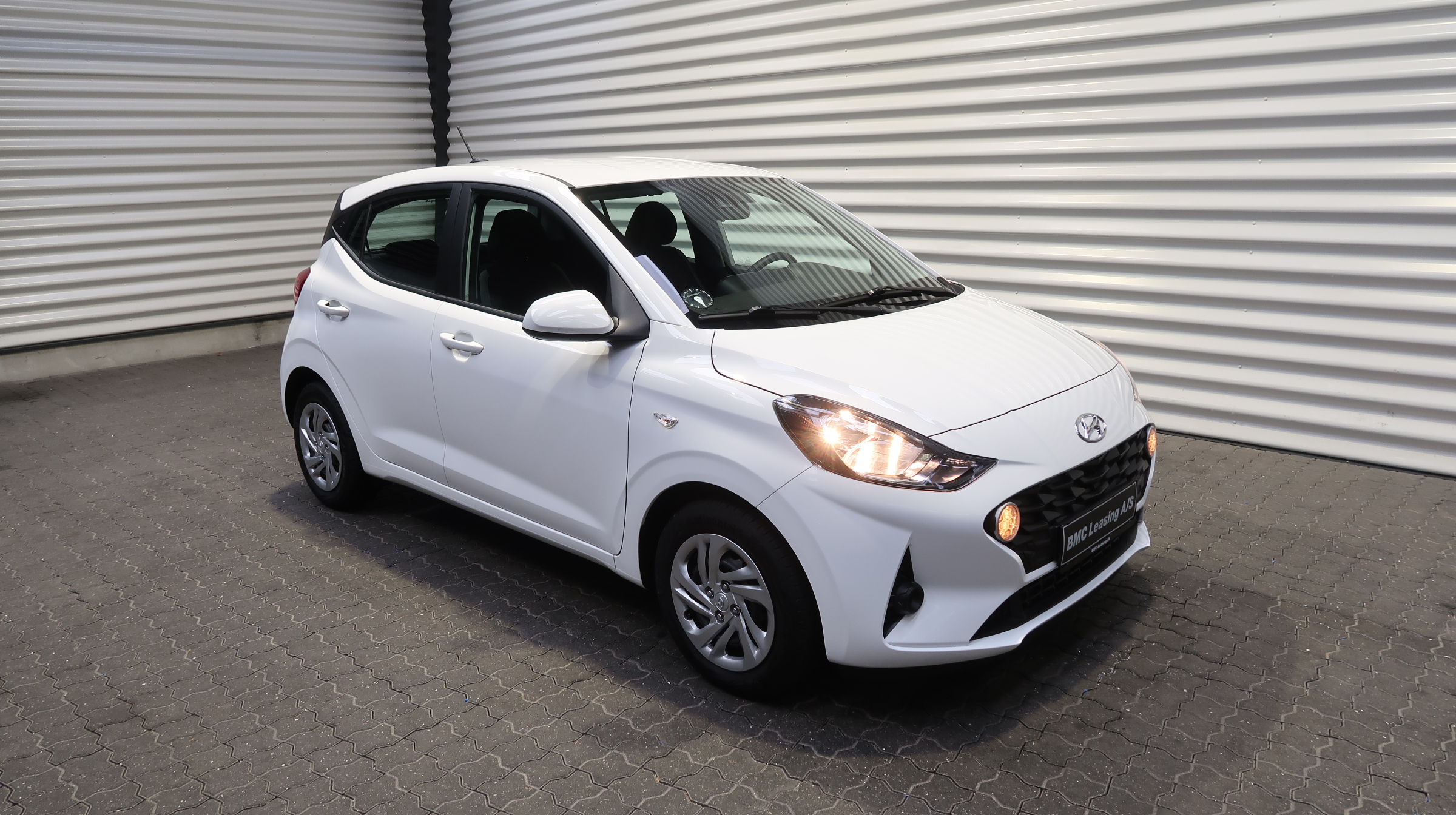 001 k23-01 907867 Hyundai i10 Essential MPi - Skråt forfra, højre