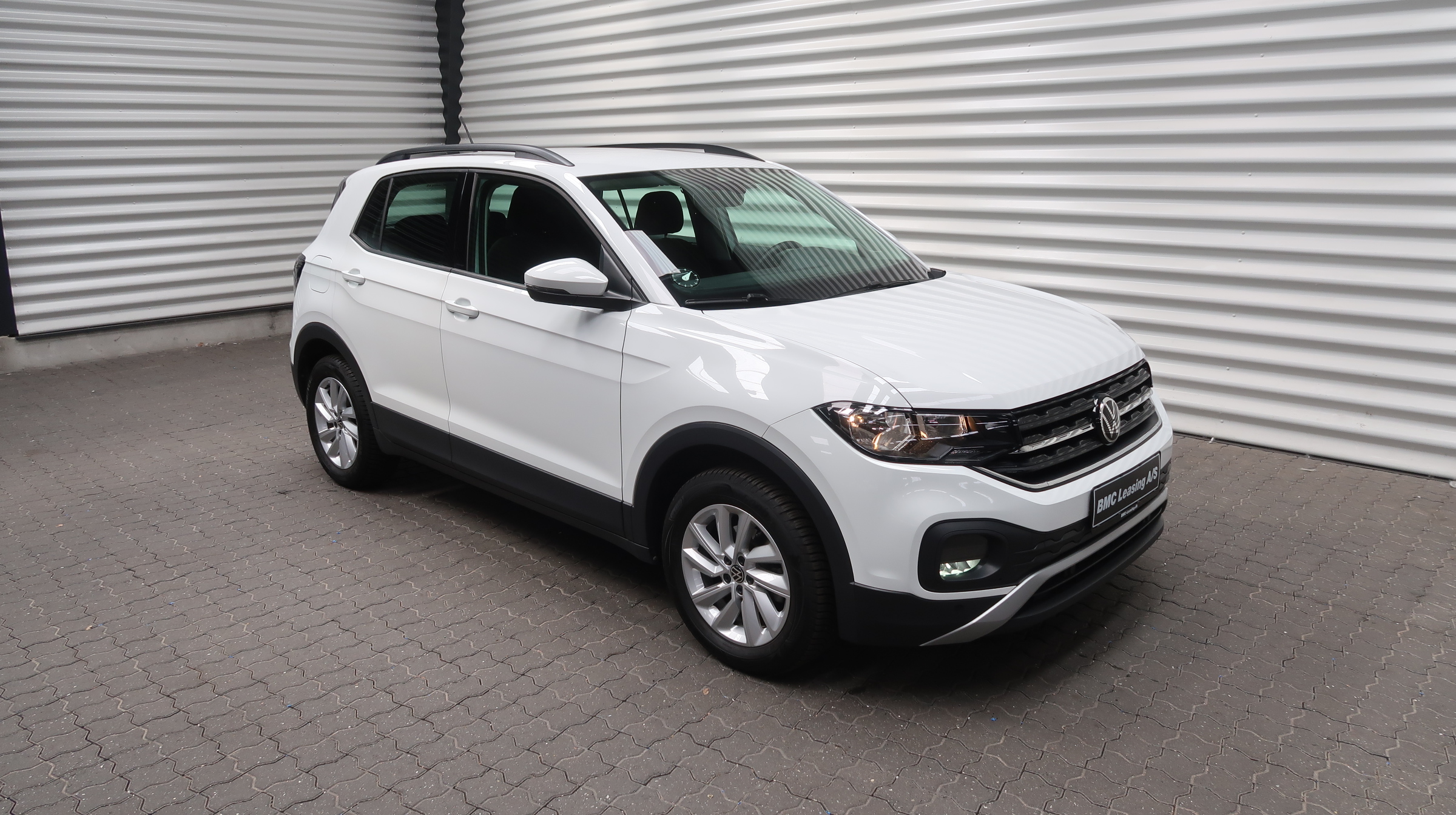 001 k23-06 906611 VW T-Cross Life Team TSI - Skråt forfra, højre