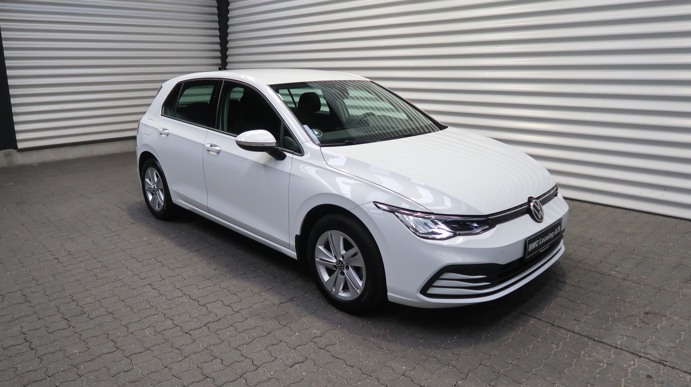 001 k24-03 909037 VW Golf VIII Life TSI 5-dr - Skråt forfra, højre